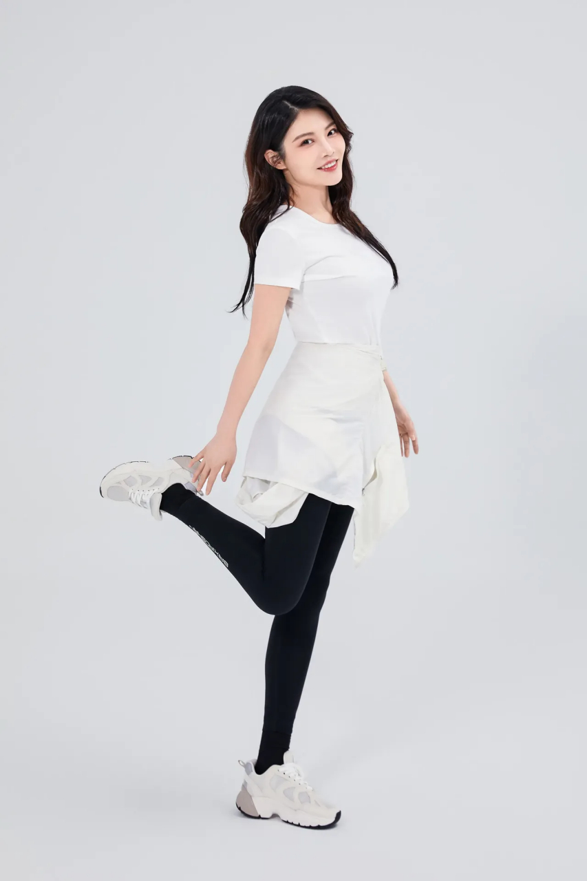 东北美女徐冬冬,白色上衣黑色紧身裤格外鲜明.#美女# #徐冬冬