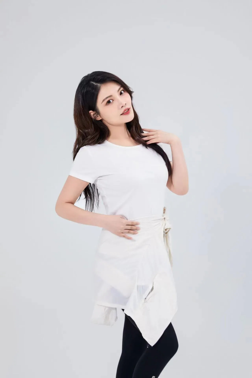 东北美女徐冬冬,白色上衣黑色紧身裤格外鲜明.#美女# #徐冬冬