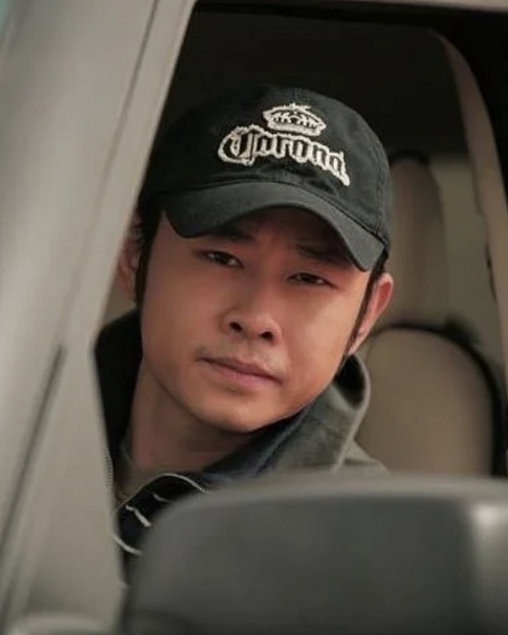 从前我不知道刀郎为什么要一直戴帽子? 现在…… 我还不知道.