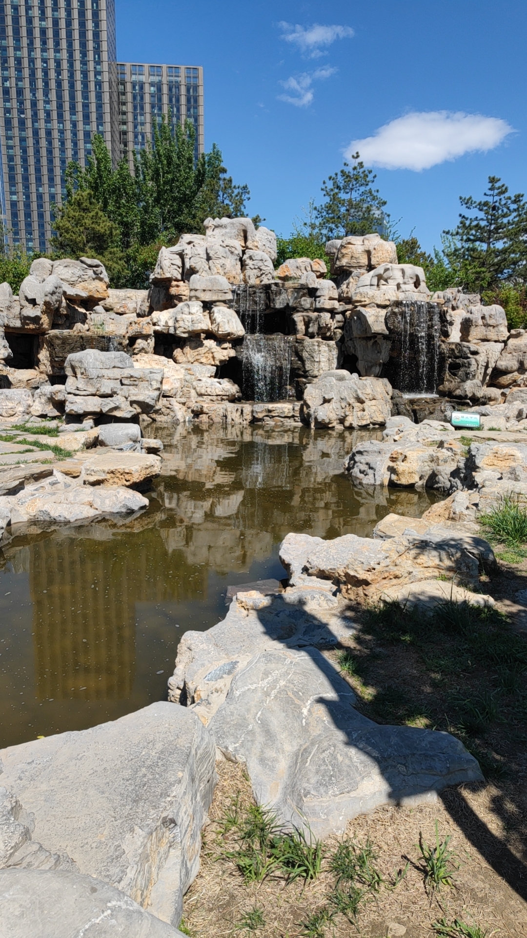 相拥之后心凉了, 努力感觉受你的心跳,却只留有