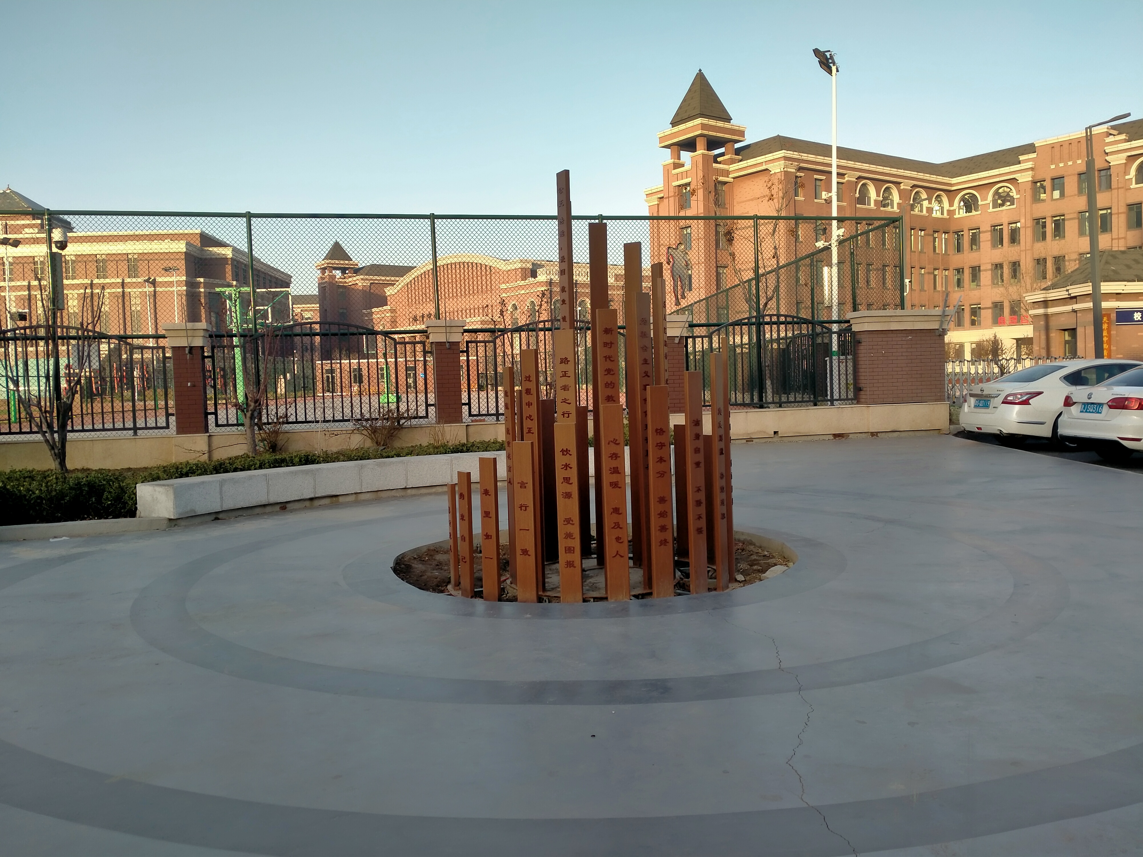 我站在这边读她 我站在那边读她 她站在那边读