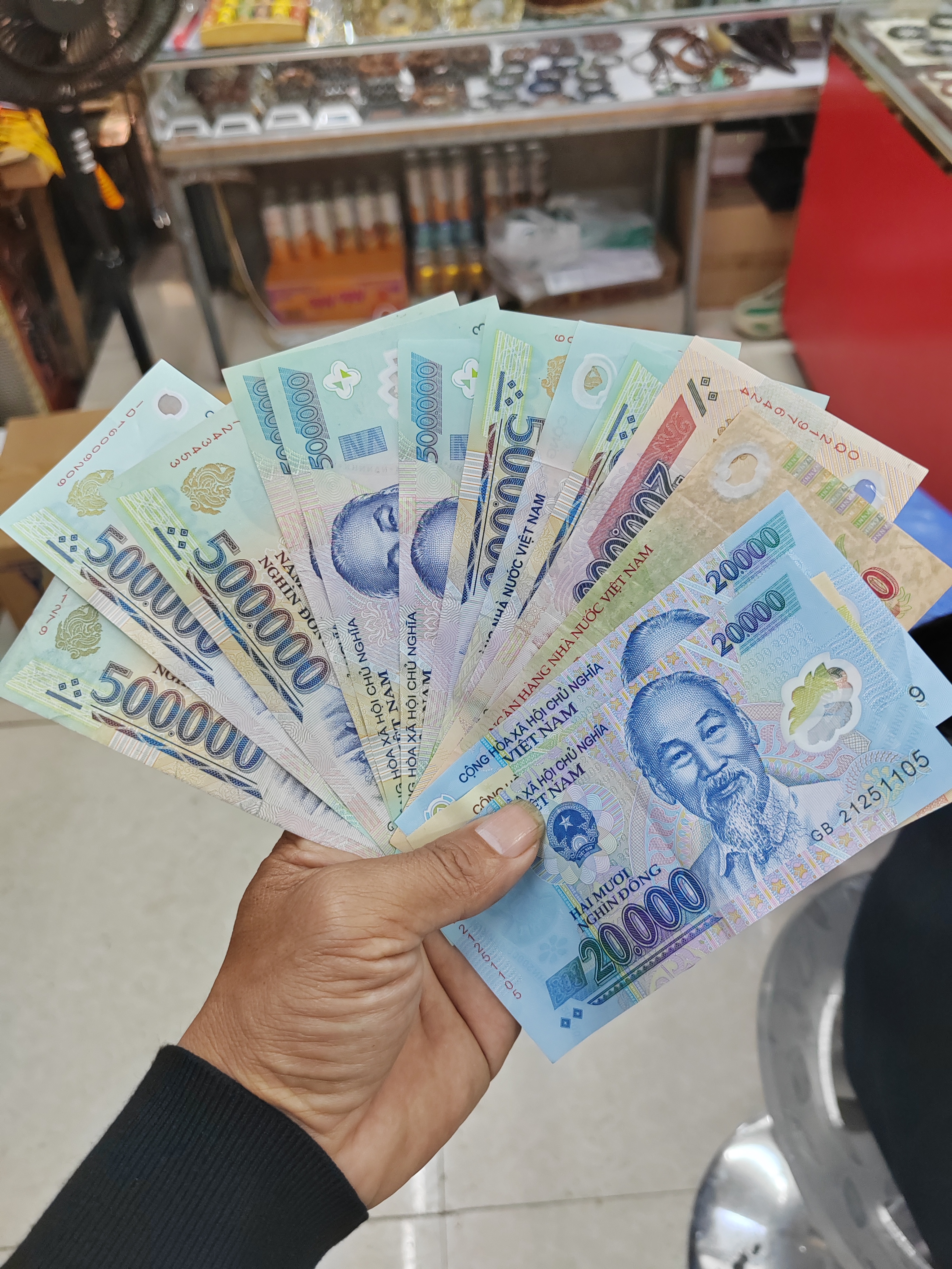 今天在越南街头,偶遇一位老友,他手里握着大把越南盾纸币,面值高达500