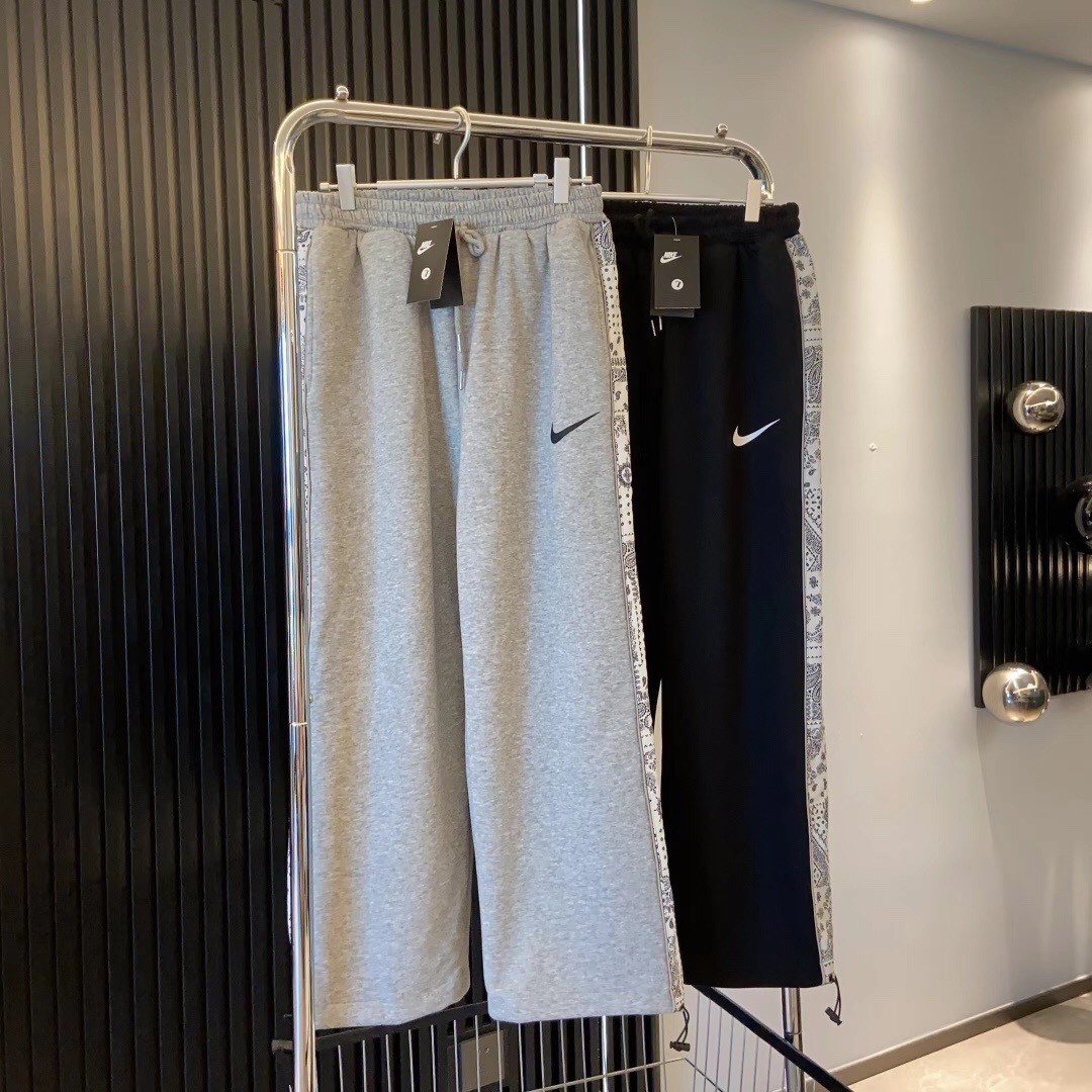 今天穿着耐克nike腰果花拼接反光抽绳束脚卫裤,感觉格外轻松自在.