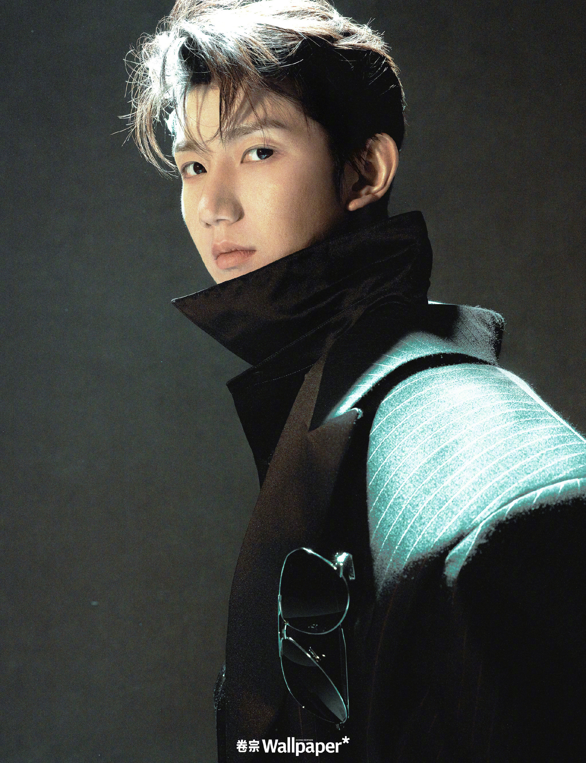 王源冲突感大片～王源登上卷宗wallpaper4月新刊封面,红与黑这种色彩