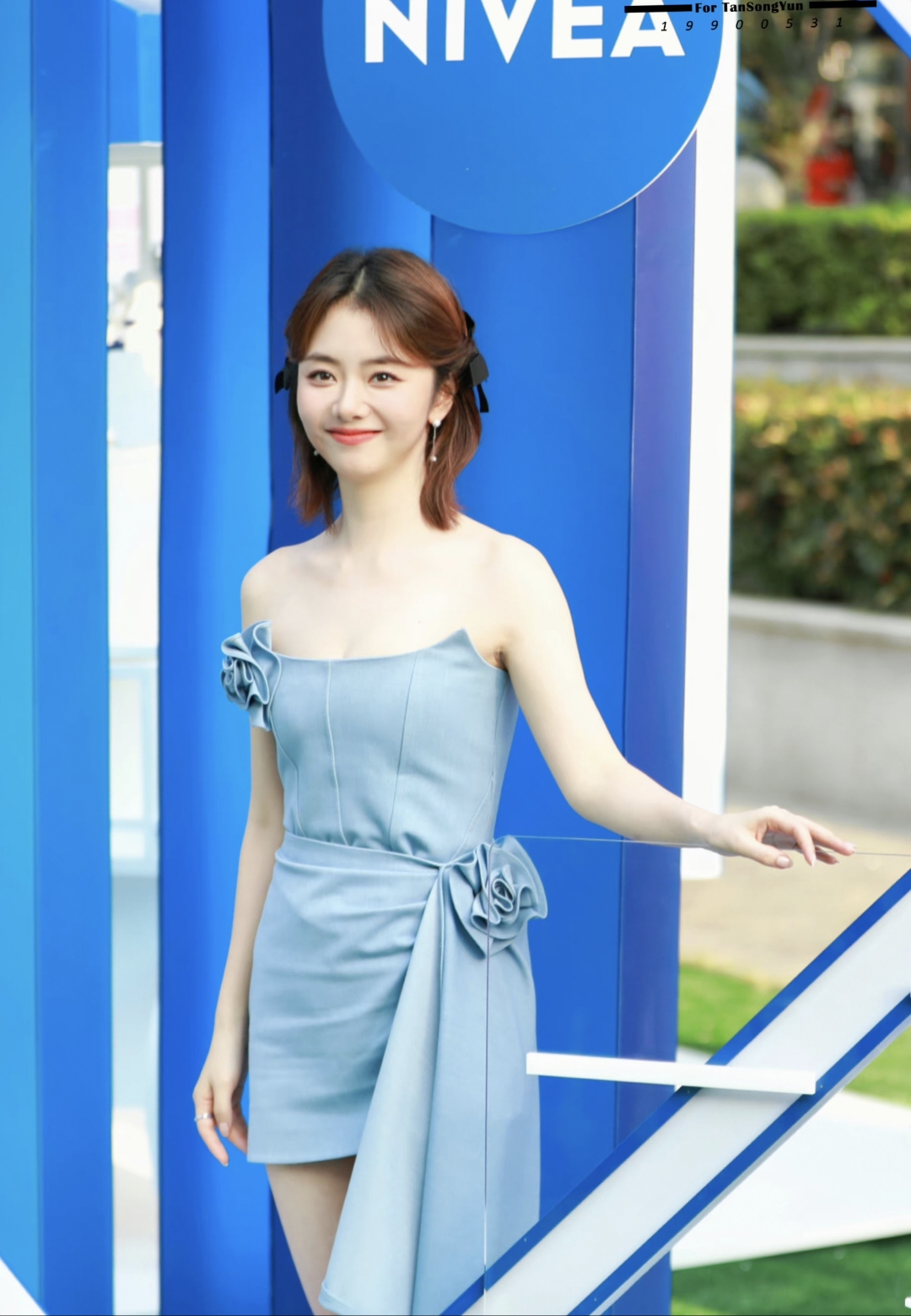 谭松韵身着蓝色抹胸花朵裙,宛如夏日清风,清新脱俗