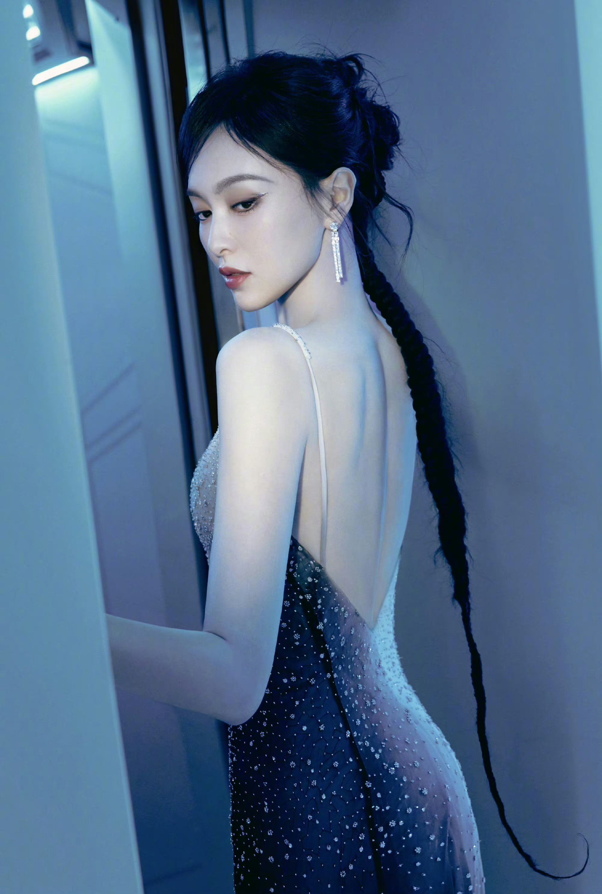 夏日生活打卡#唐嫣一袭渐变色的礼服叠满珠饰宛若星河,同时搭配