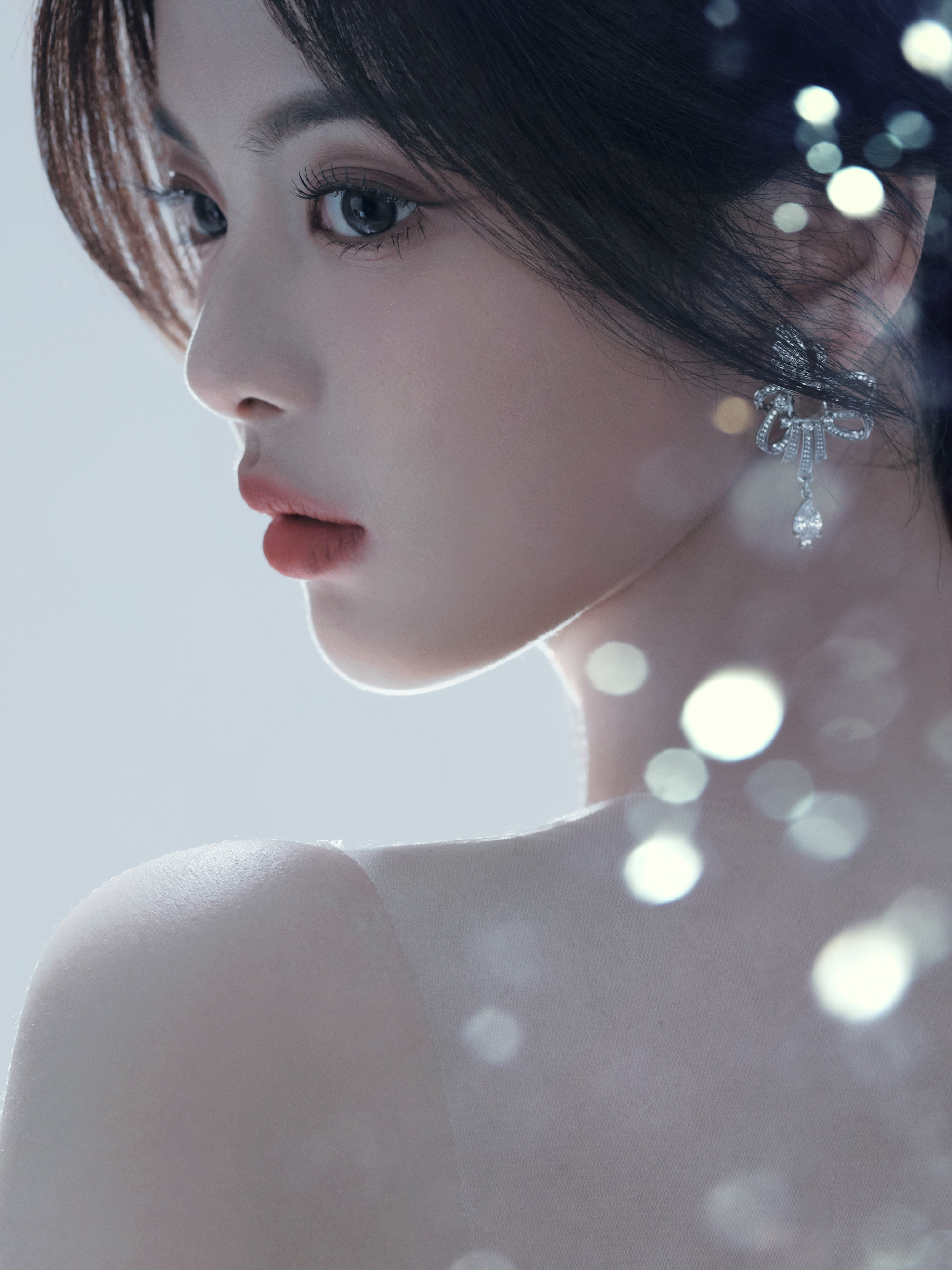 杨超越的服装设计简约而不失精致,让人联想到人鱼在水中的轻盈与优雅