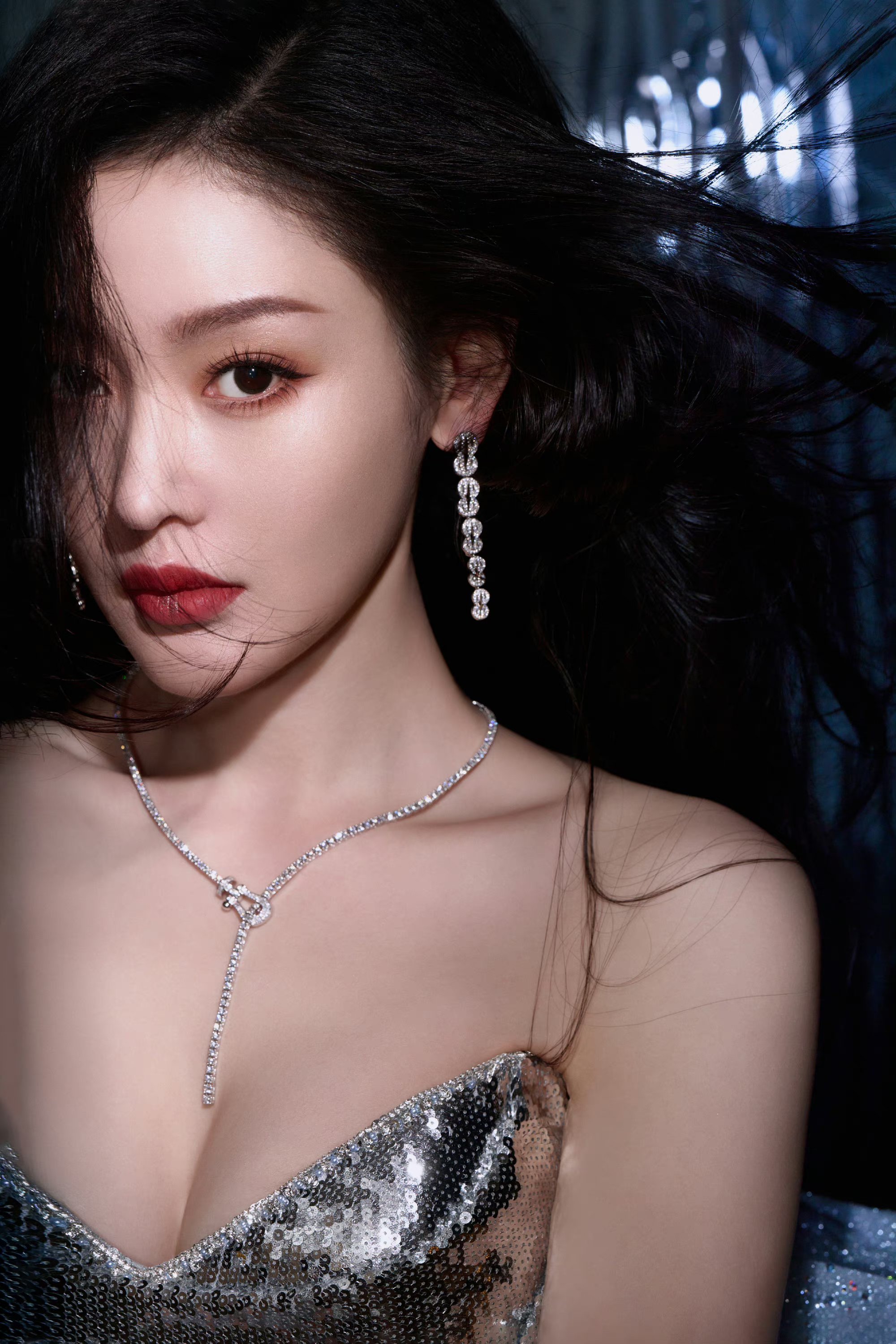 张天爱身着银色亮片深v裙,璀璨夺目,美得令人窒息.