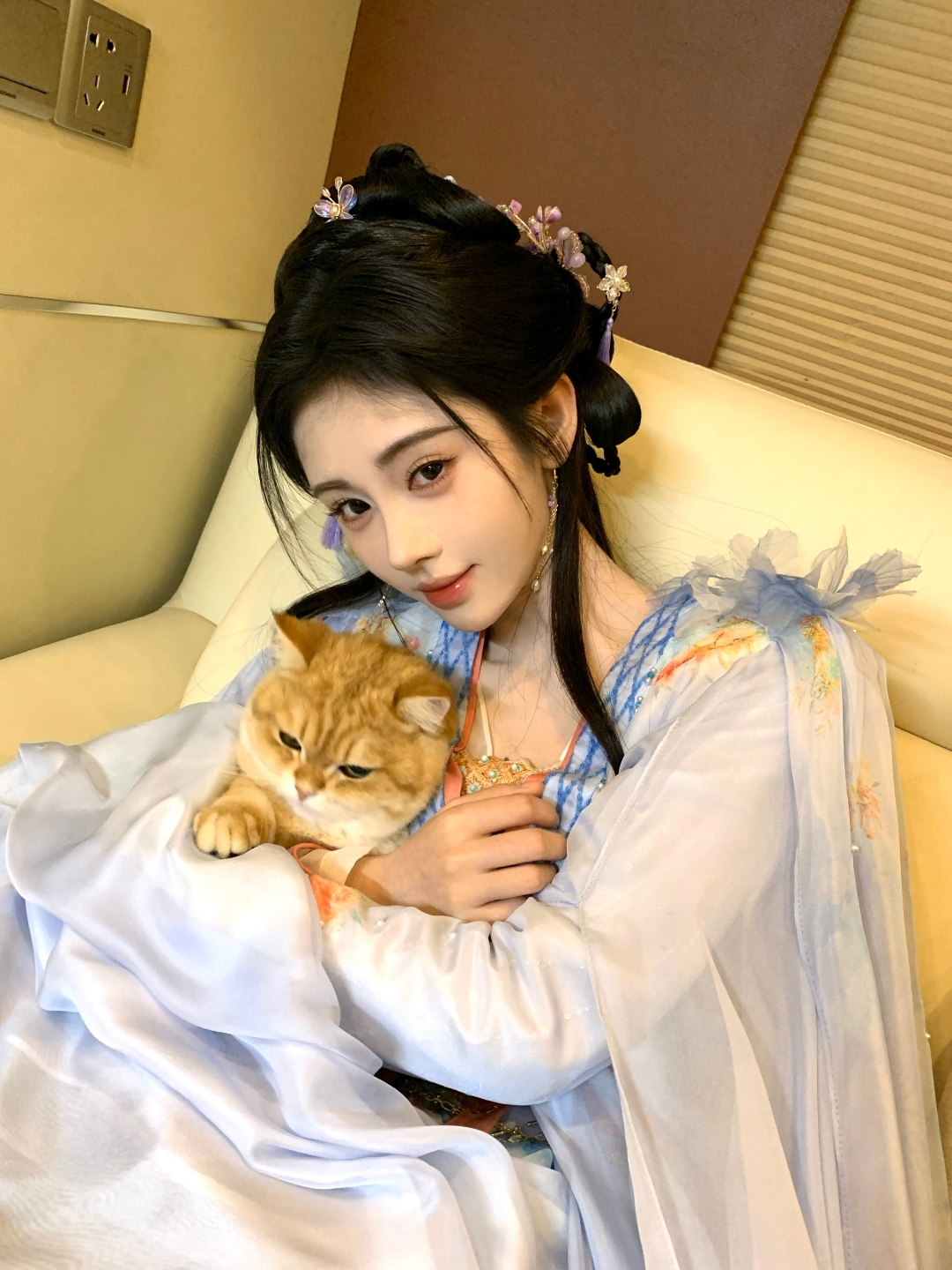 鞠婧祎的工作间隙碎片～小鞠片场抱猫也太可爱了吧,好温馨!