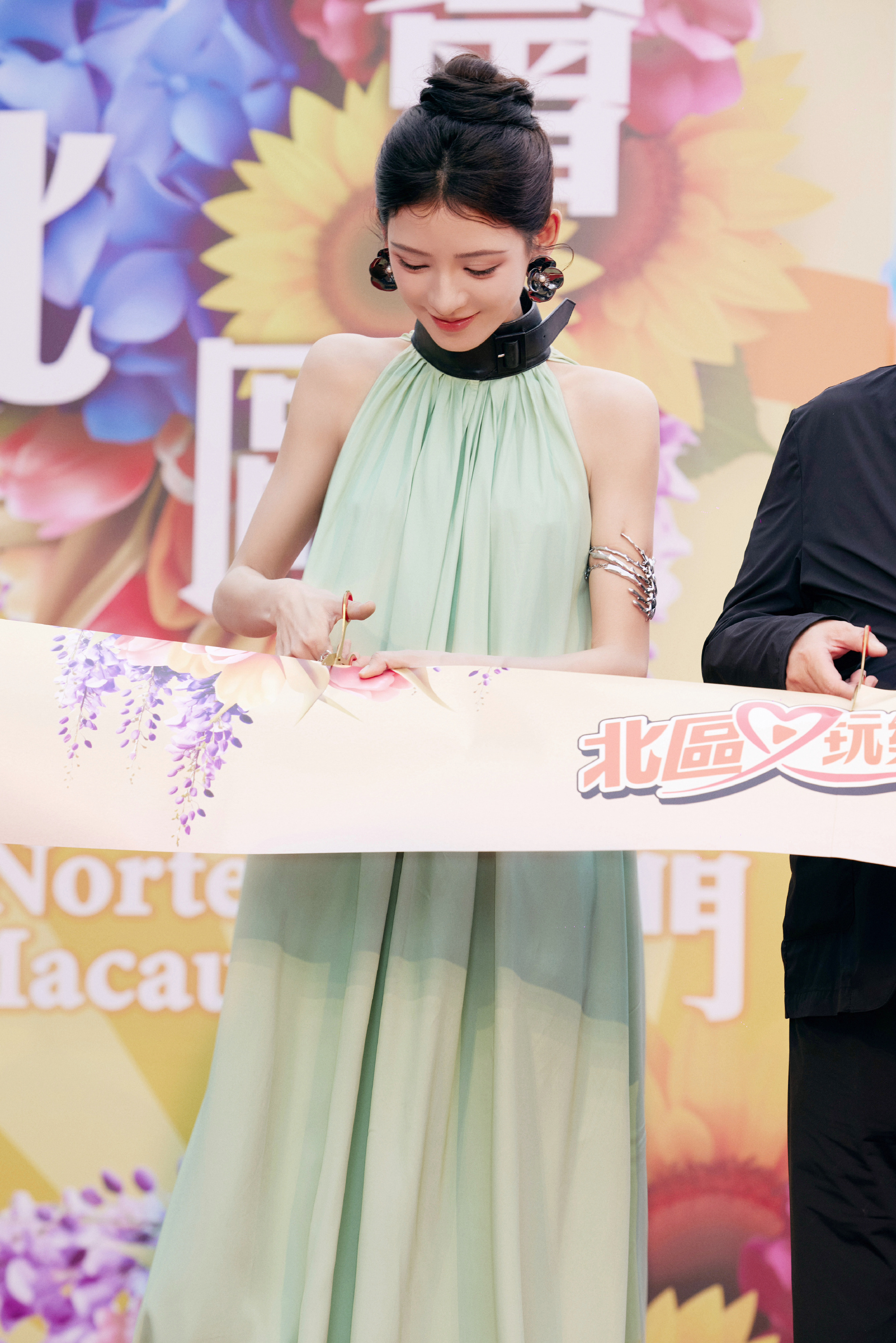 高考后必做的事# 石上春色,轻抚时光的裙摆.张予曦澳门随拍!美美滴!