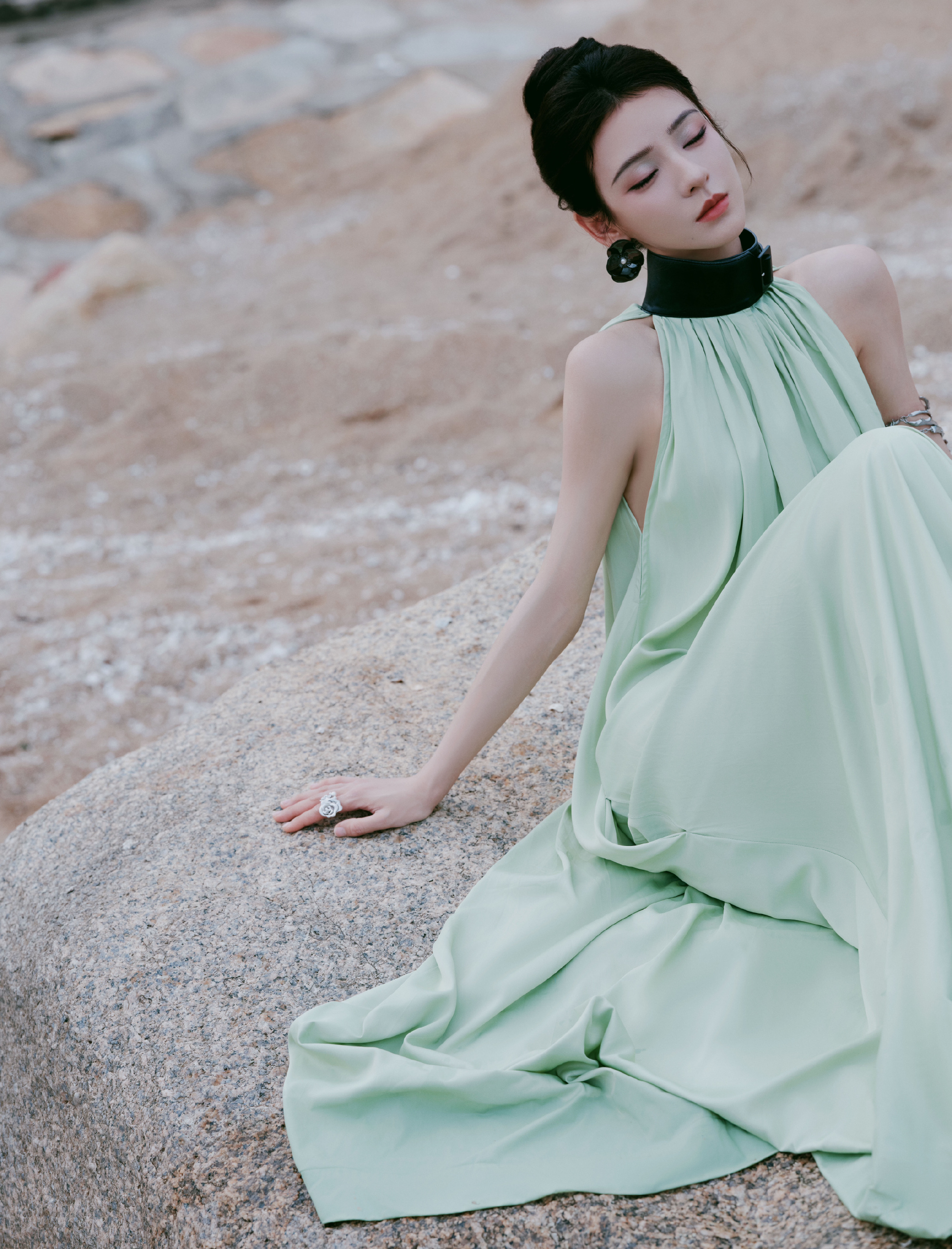 高考后必做的事# 石上春色,轻抚时光的裙摆.张予曦澳门随拍!美美滴!