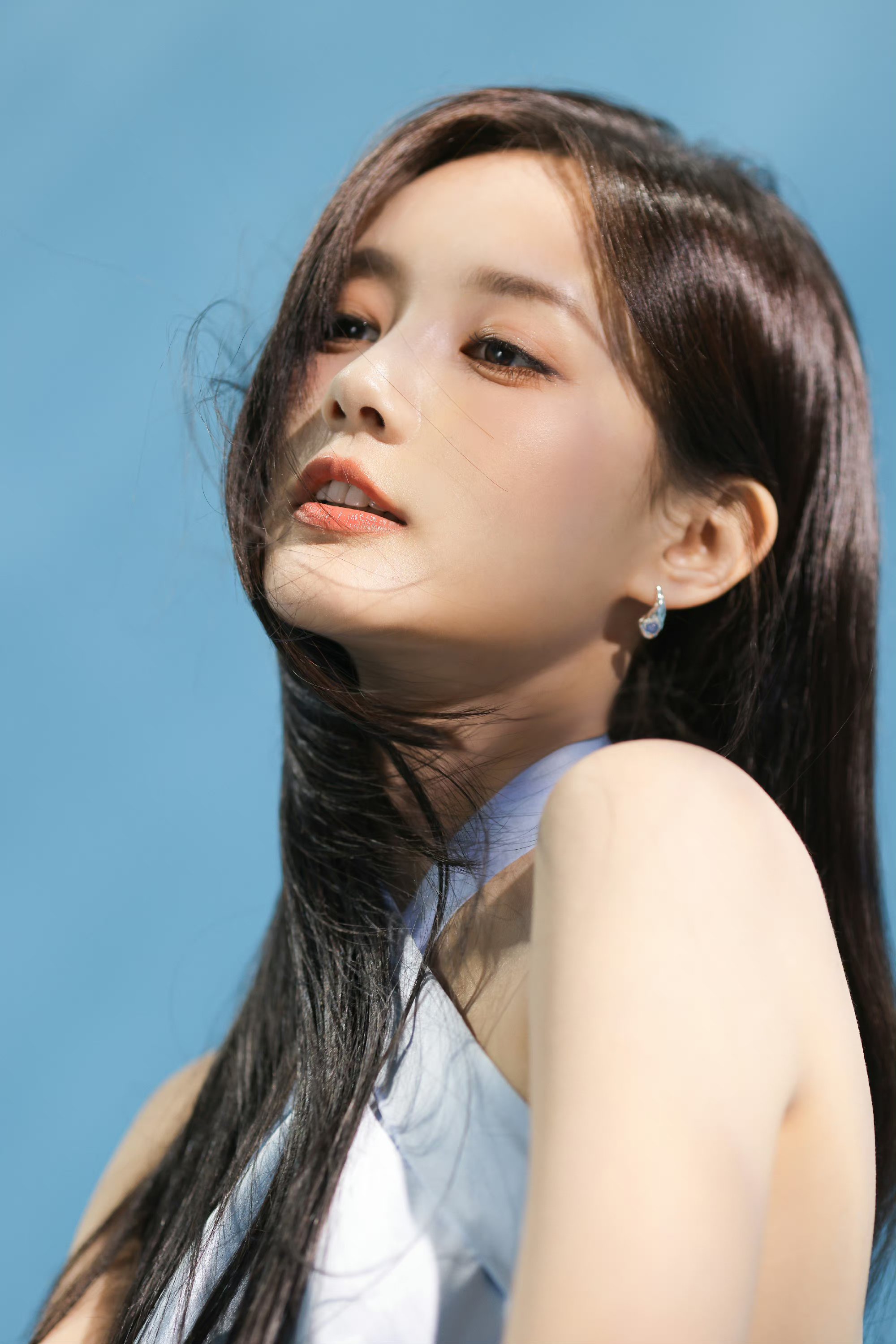 氧气女神啊～李一桐一袭丝绸蓝裙,浪漫飘逸,恬静温柔,💦轻盈如泡沫