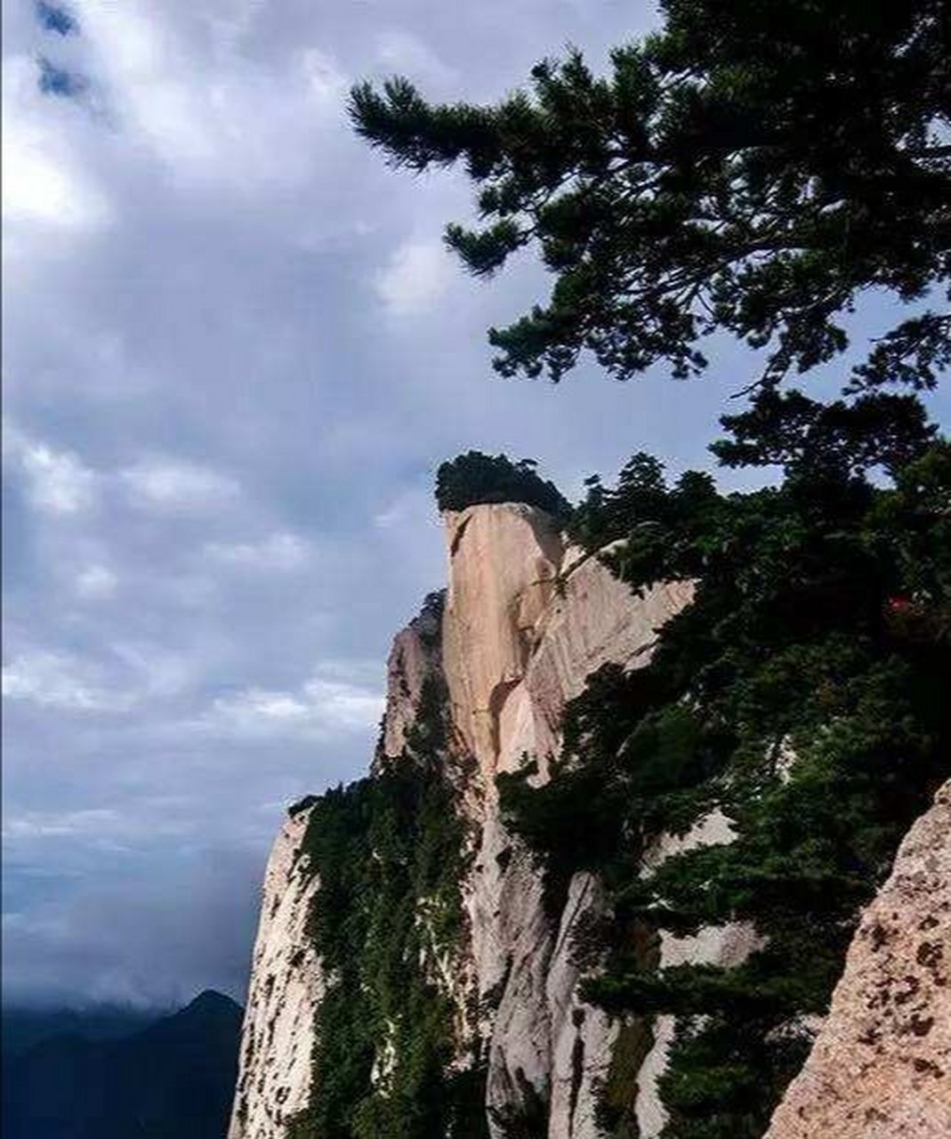 【河满子】华岳仙掌  一缕浮云袅袅,千寻峻巘亭亭.