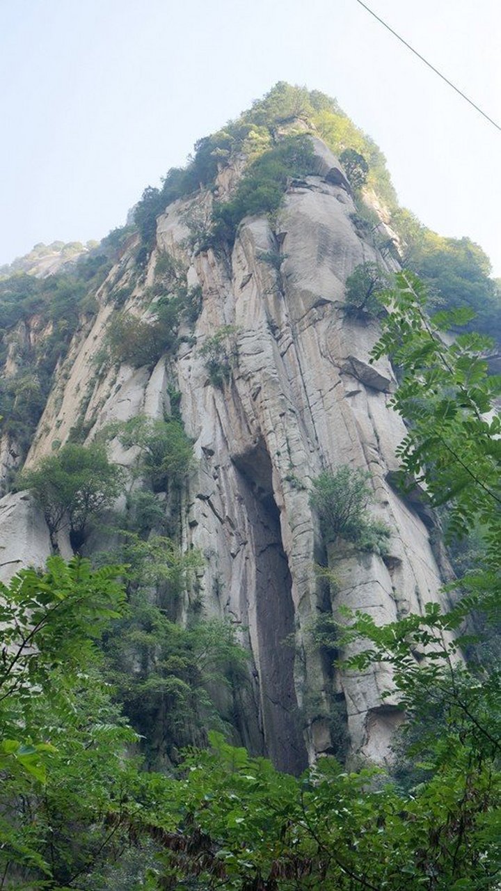 【蝶恋花】崋岳希夷峡 迭巘危峦开一峡 饮露餐英,修得延生法.