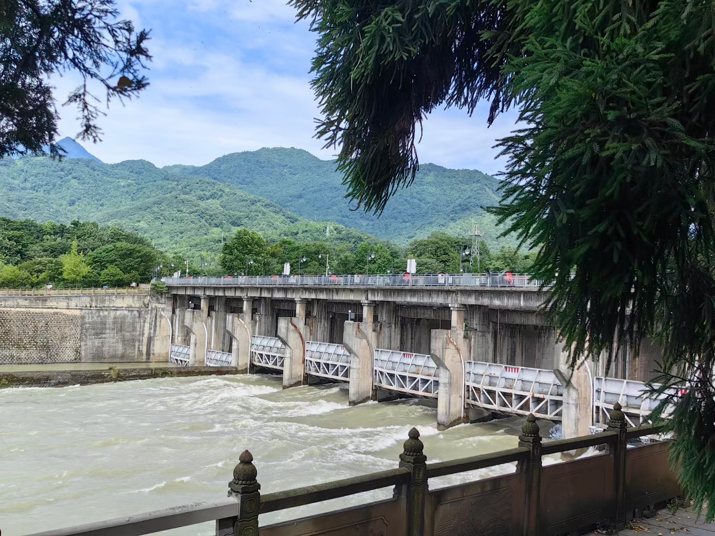 因为女生的心如同细腻的琴弦,一旦触动,便会奏出美妙的乐章