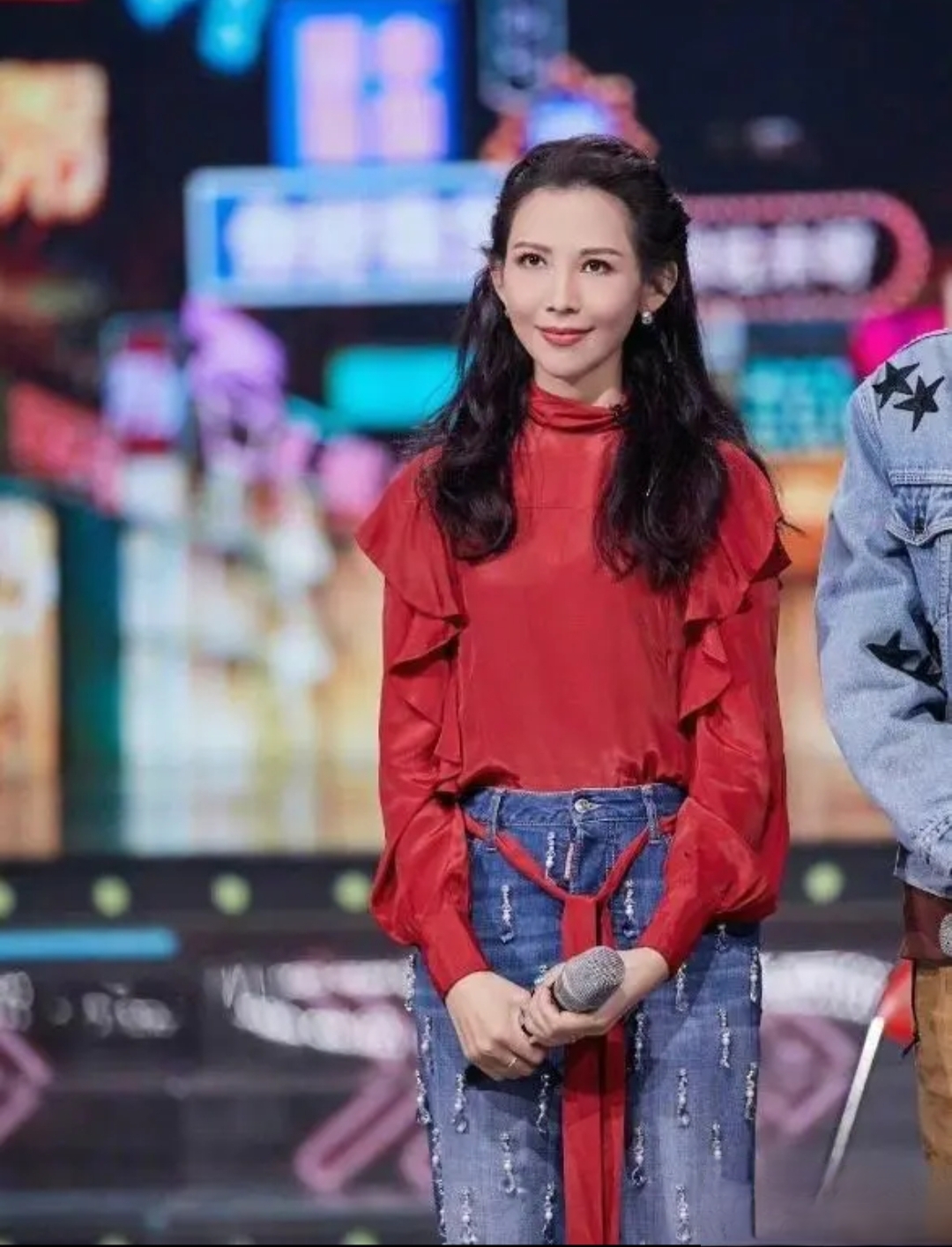 蔡少芬曾以优雅从容的气质著称,然而,过度的医美修饰似乎让她失去了那