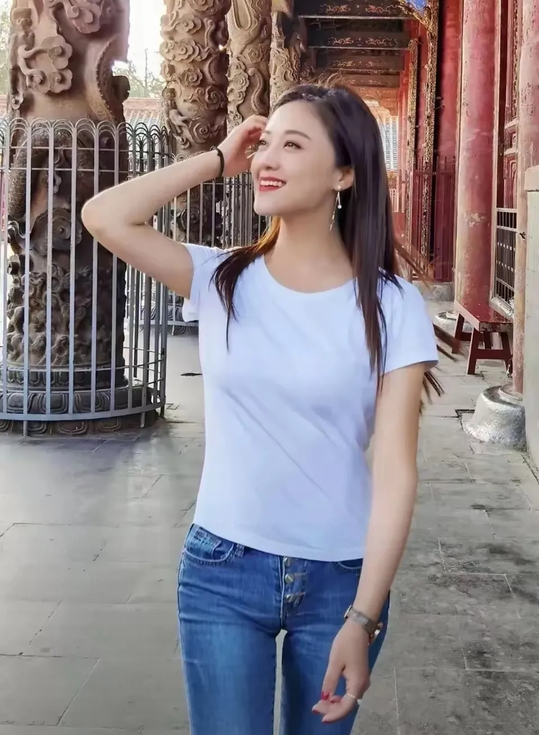 说真的 看到王小玮这身打扮 谁能不感叹一句这身材管理绝了?