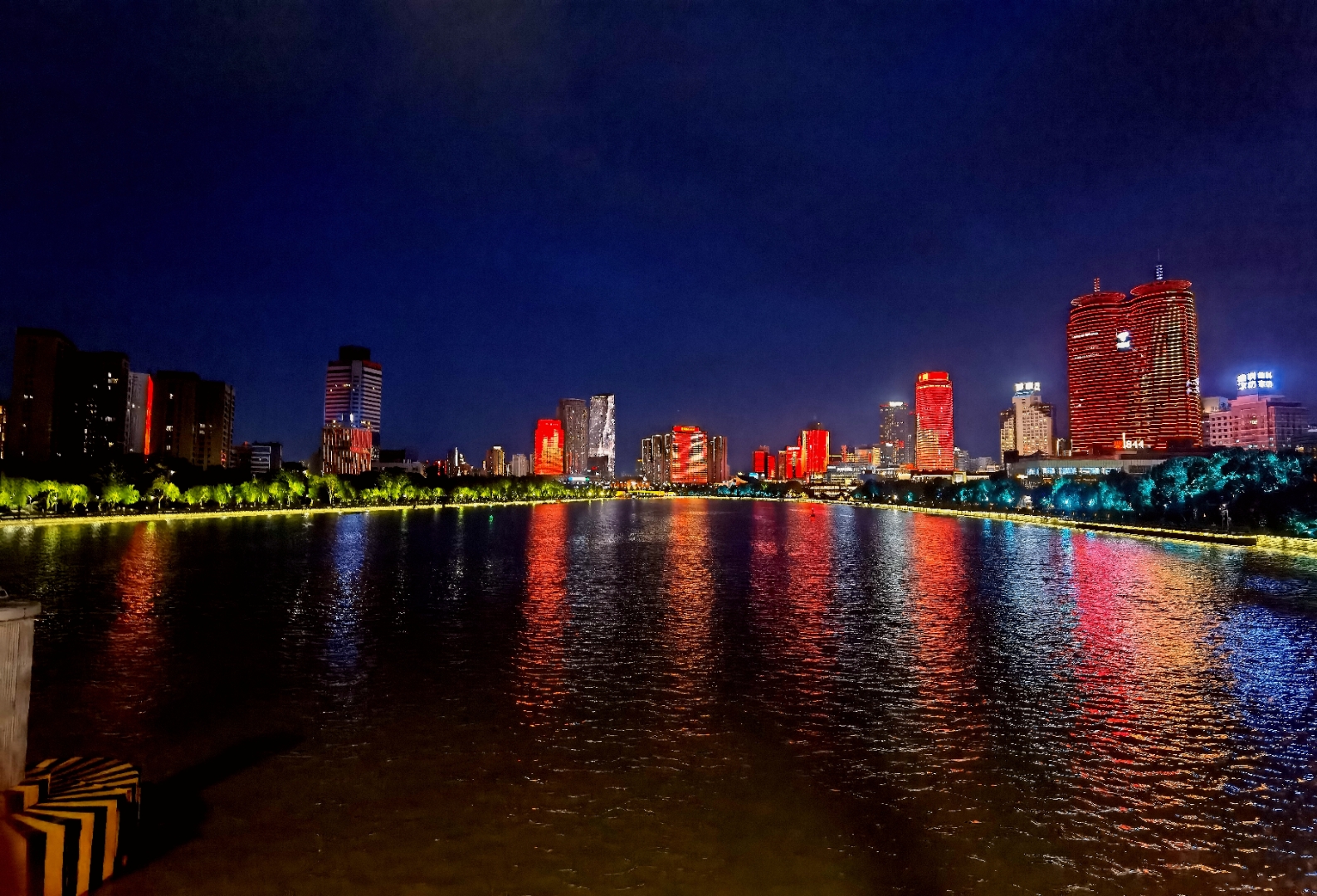 三江口夜色漫上来时,外滩大桥的斜拉索垂成弦月,轻拨着江的私语;新