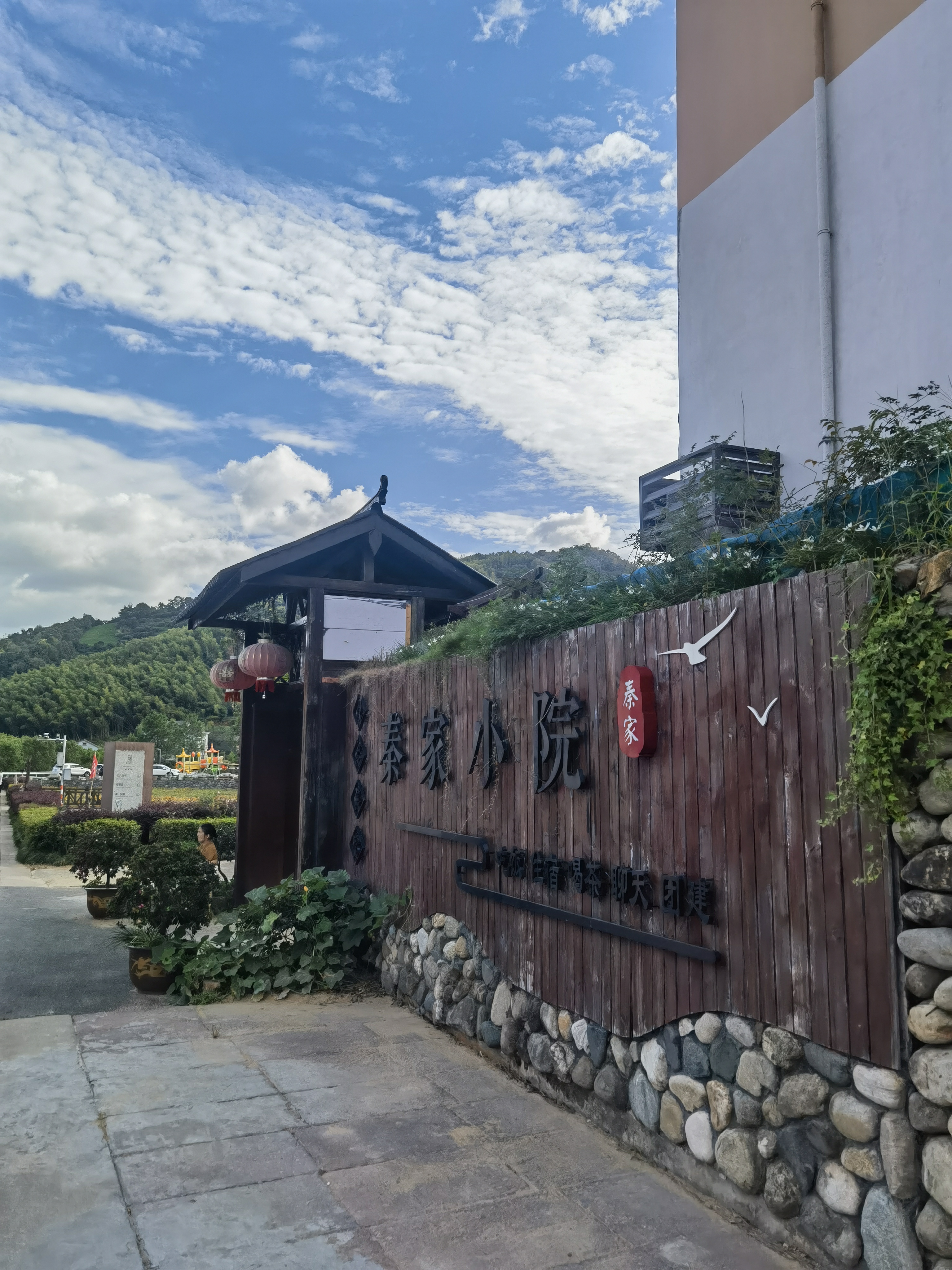 镇海秦山村坐拥自然山水,有秀丽的湖光山色,是宁波有名的网红村和休闲