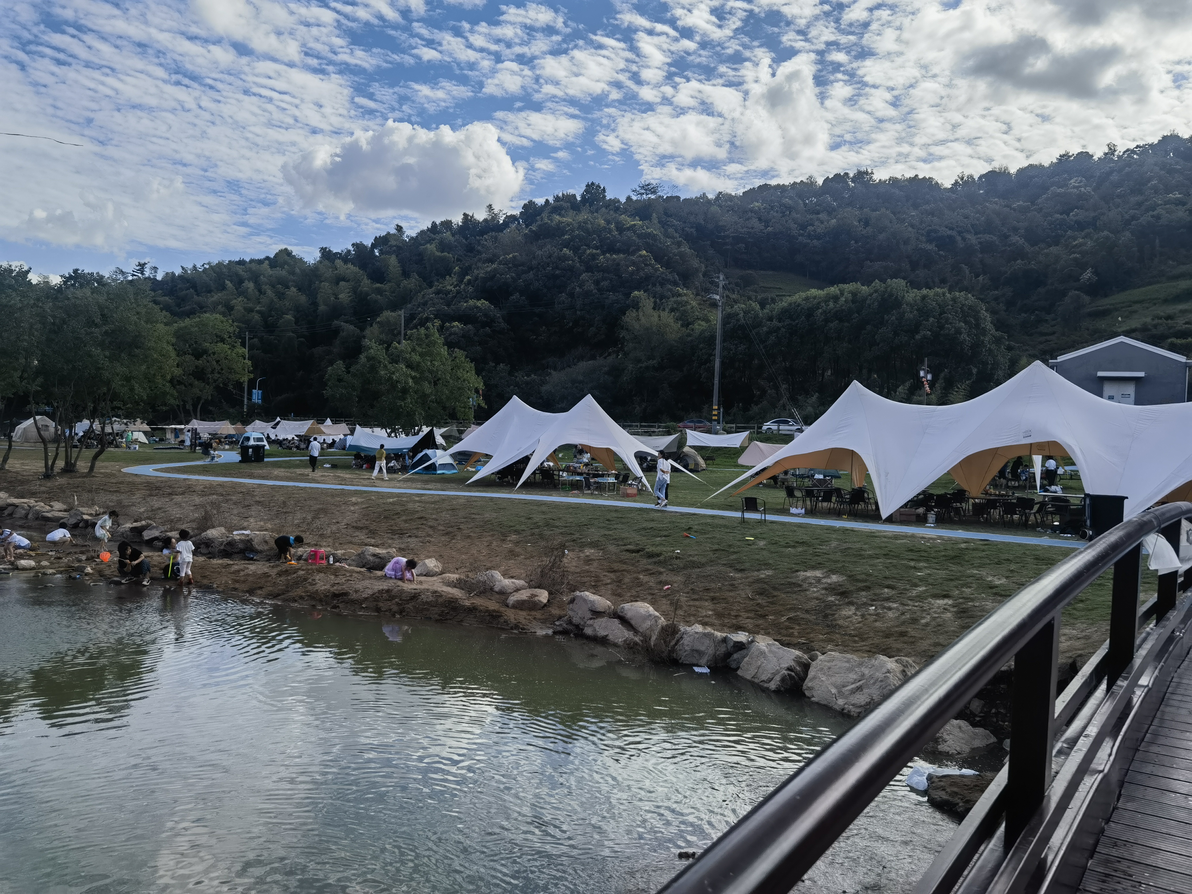 镇海秦山村坐拥自然山水,有秀丽的湖光山色,是宁波有名的网红村和休闲