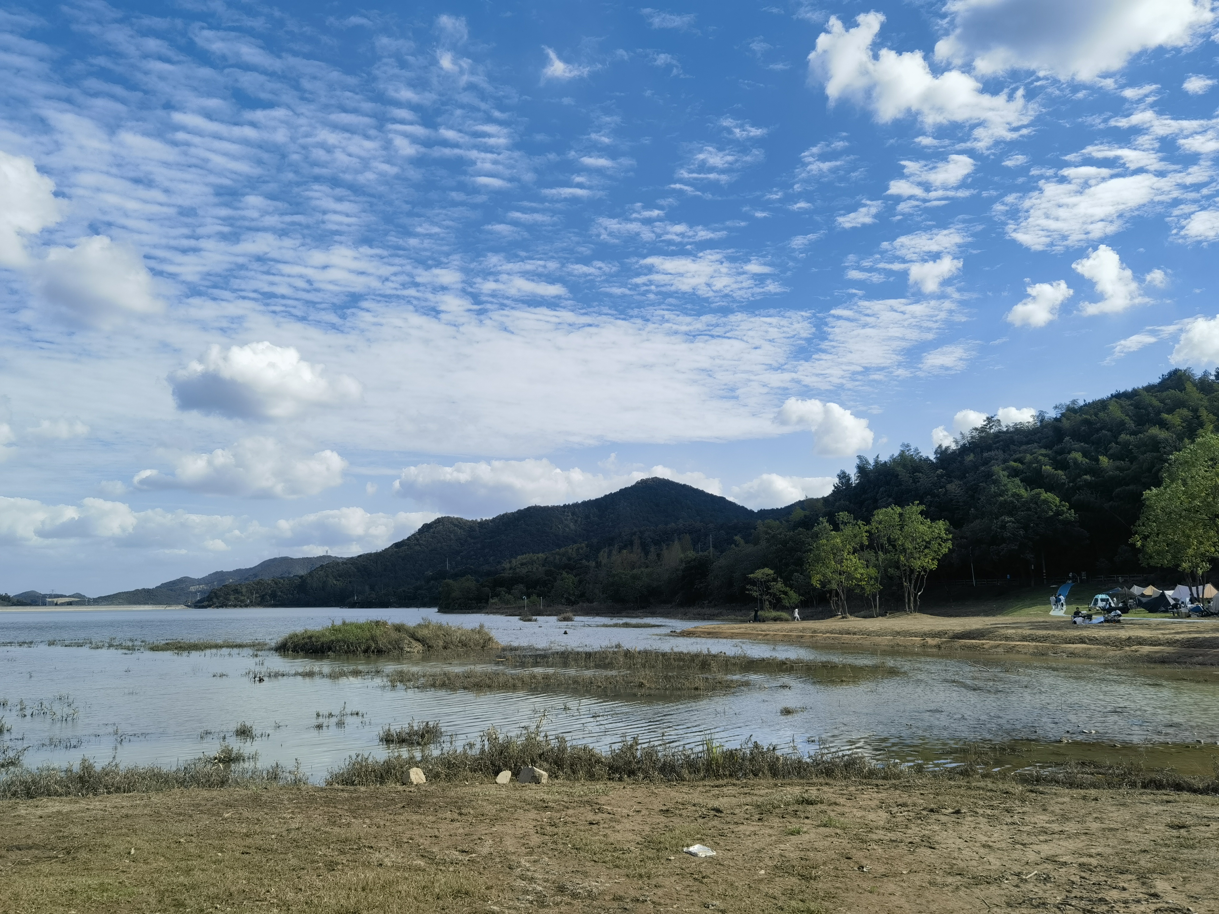镇海秦山村坐拥自然山水,有秀丽的湖光山色,是宁波有名的网红村和休闲