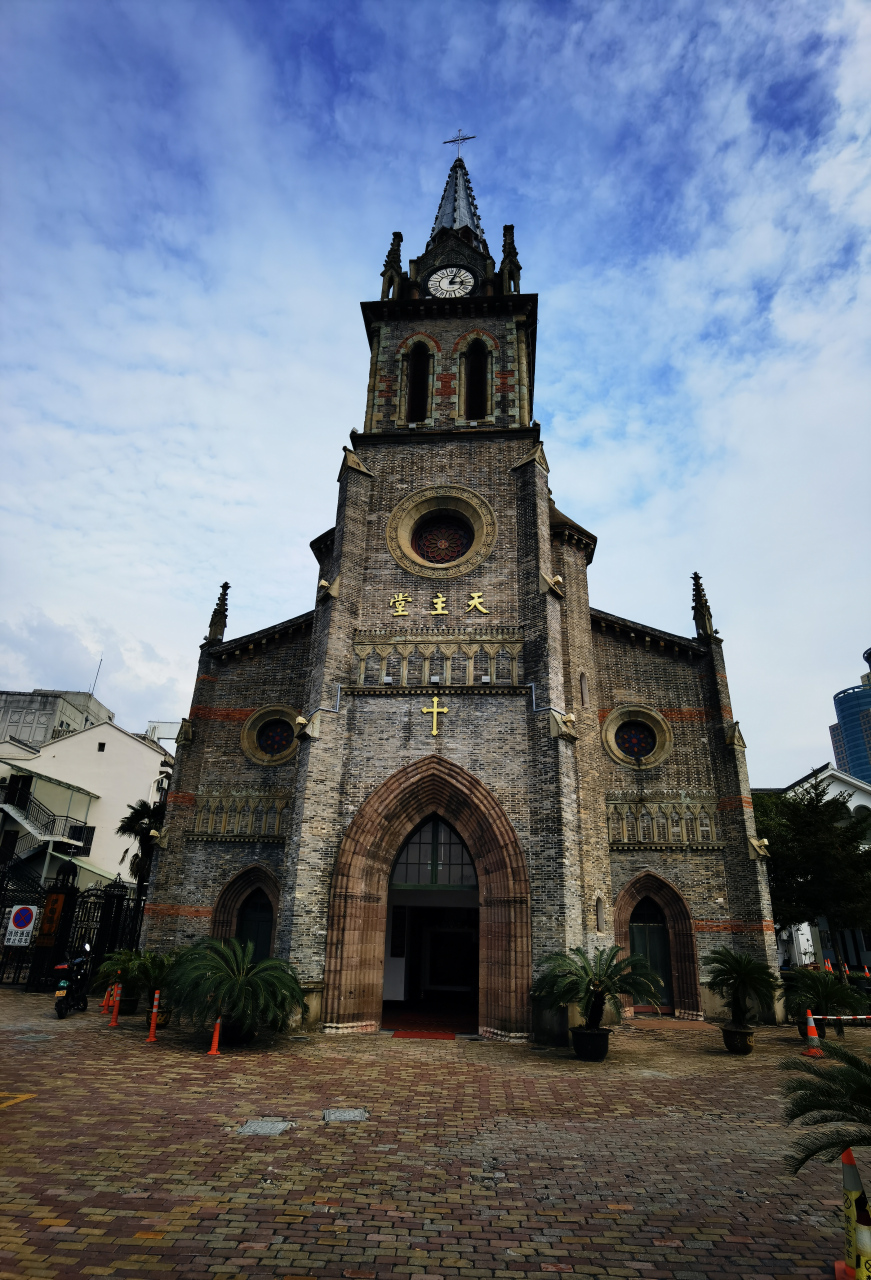 位于宁波江北区老外滩天主教堂,建于清同治十一年(1872年),由法国籍