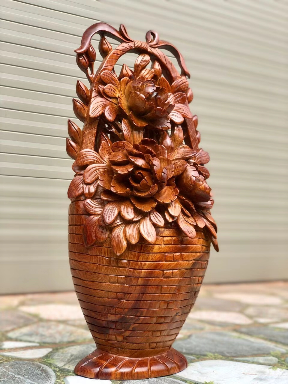 木雕花瓶,古典与现代的完美 手工雕刻的花卉图案,每一片叶子都仿佛在