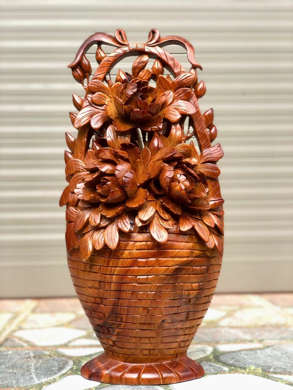 木雕花瓶,古典与现代的完美 手工雕刻的花卉图案,每一片叶子都仿佛在