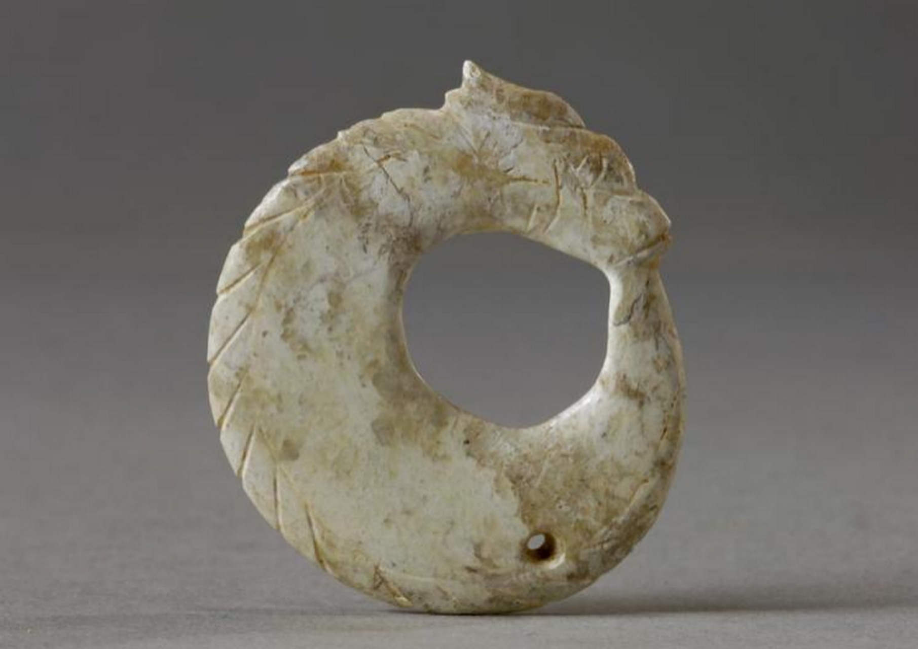 凌家滩遗址玉器与中国玉文化的溯源  中国玉文化一直有"北红山""南