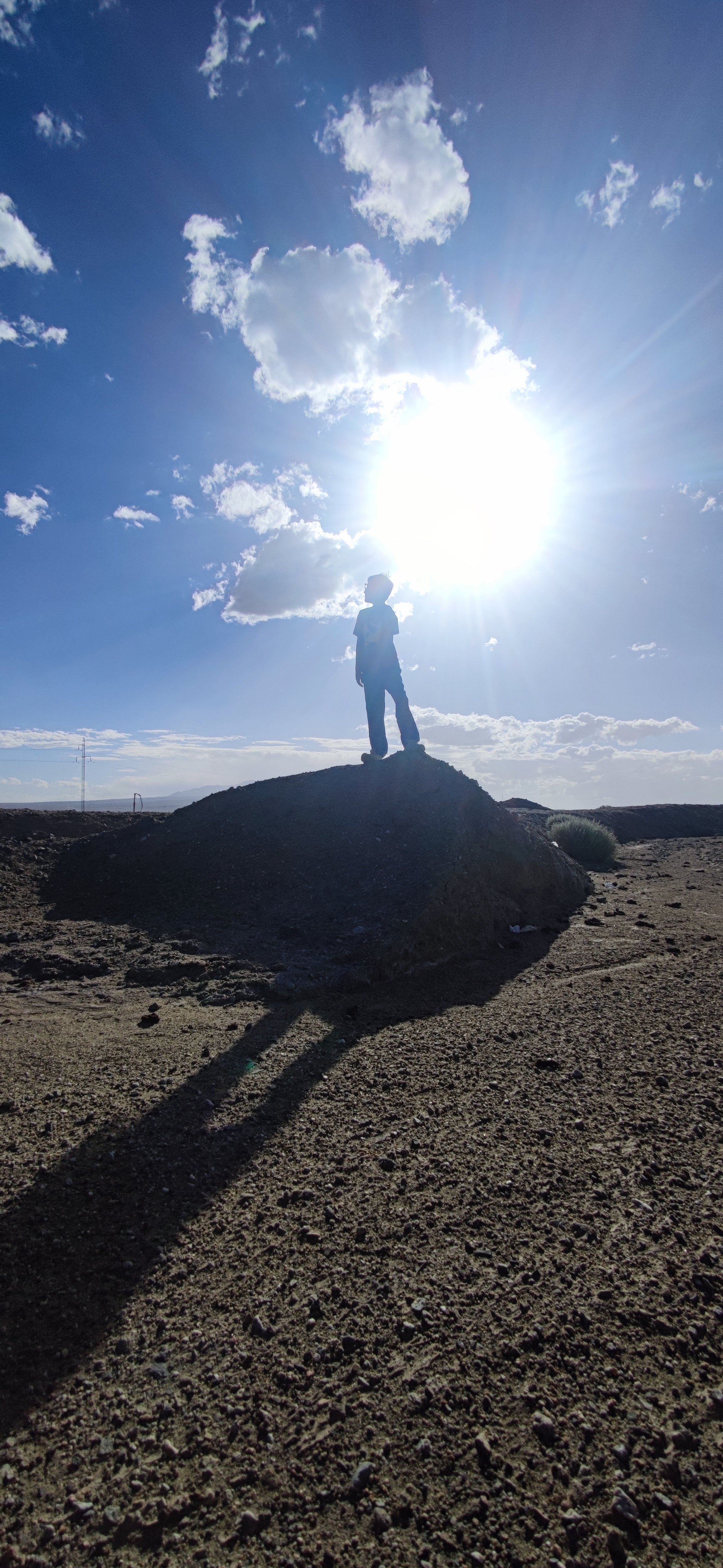 "每一个瞬间都值得我们去珍藏,就像这些画面,一个小男生独对旷野,与