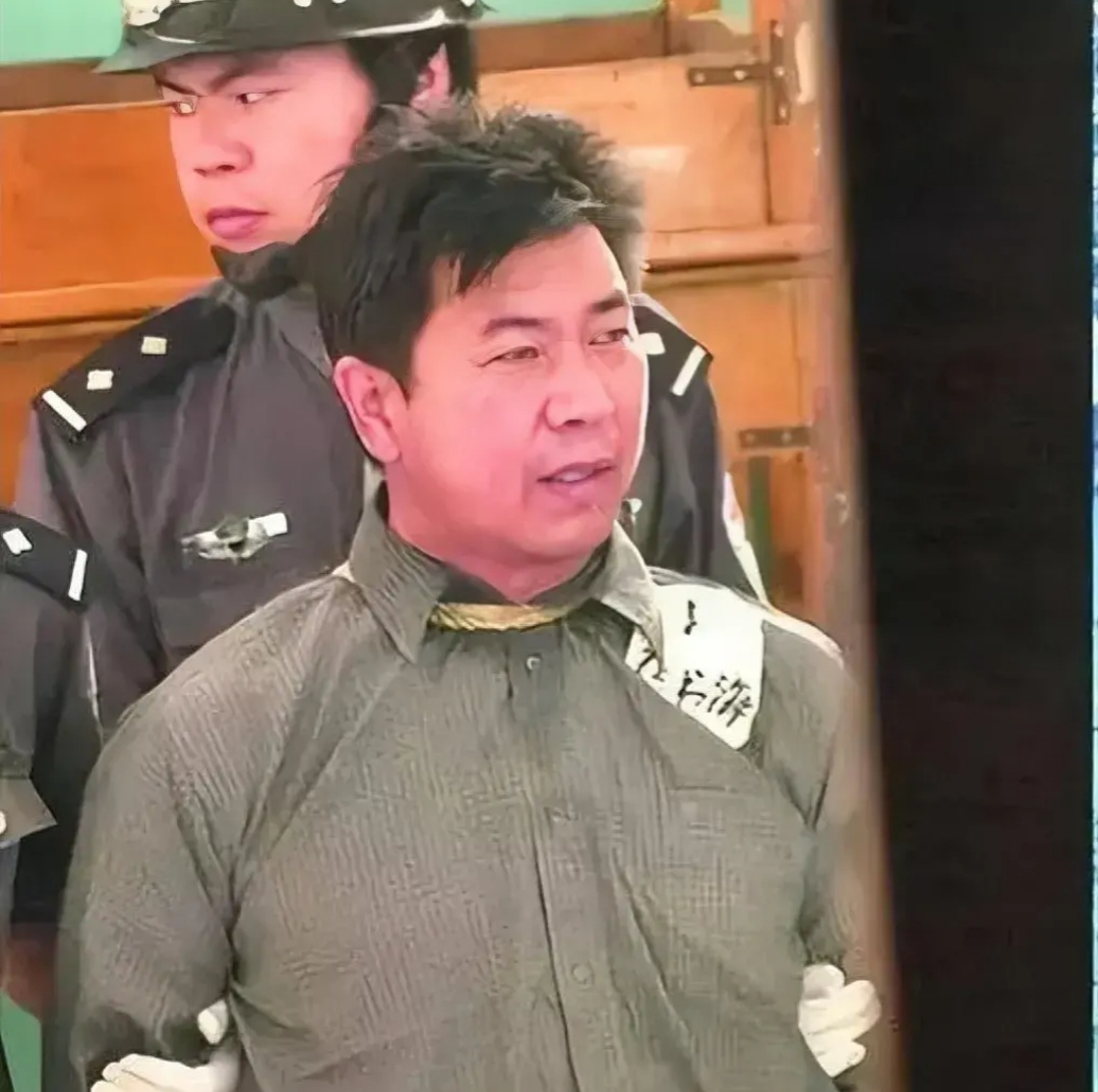 历史老照片# 2001年9月,张书海被执行死刑,镜头中的张书海已经被五花