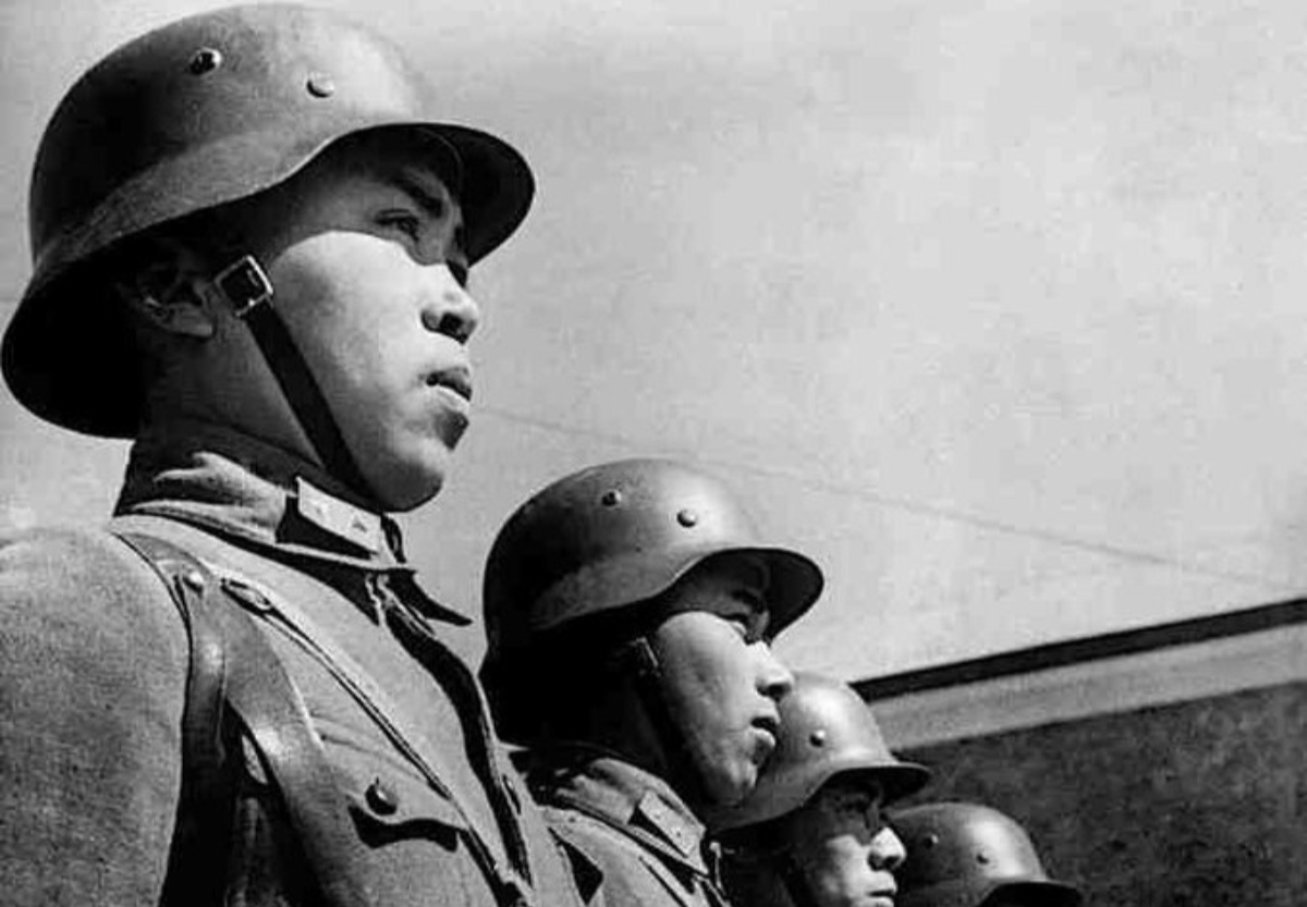在关乎民族存亡的武汉会战战场上,美国著名战地摄影师罗伯特·卡帕,以