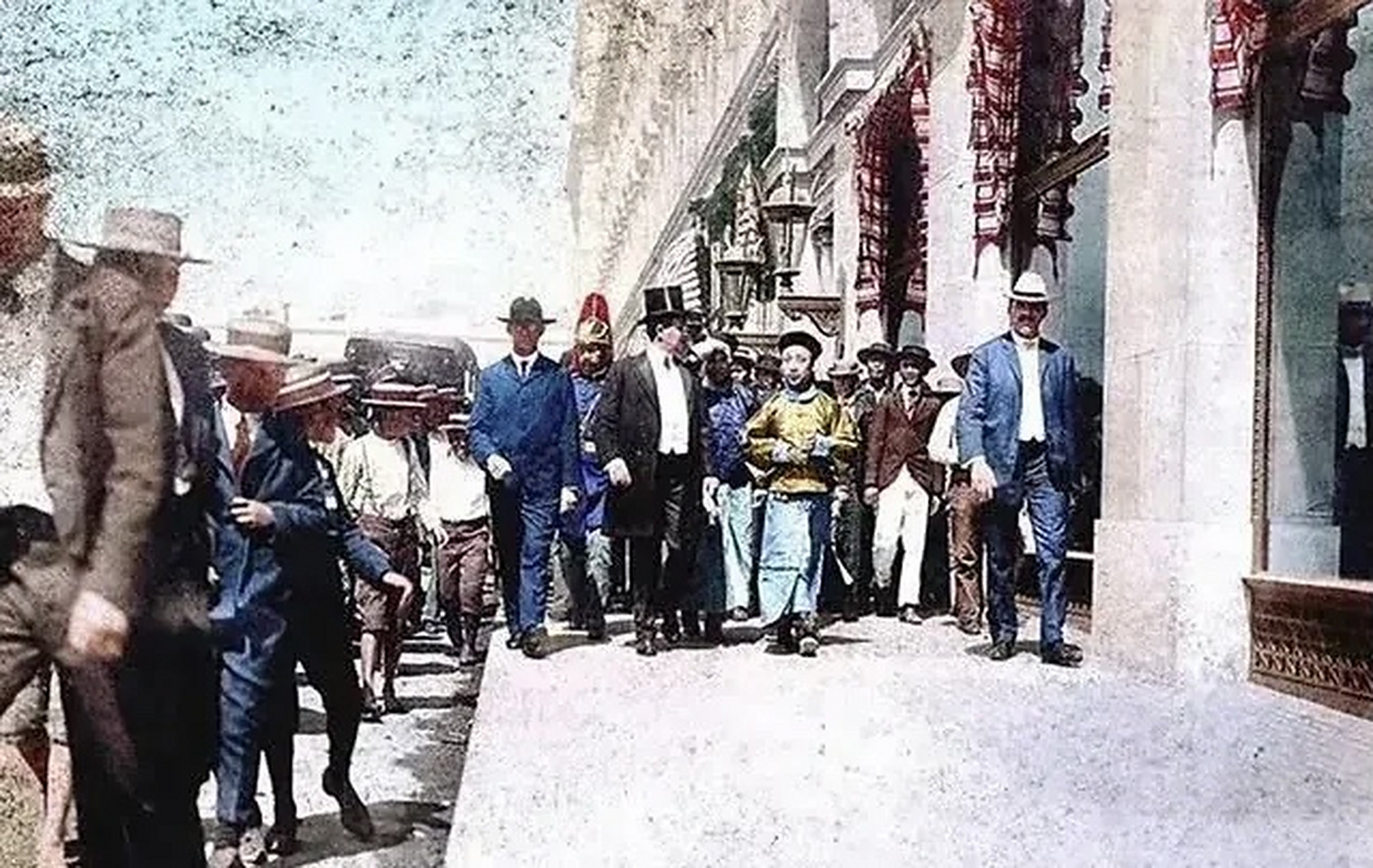 1904年,爱新觉罗·溥伦(穿黄马褂者)率领代表团出使美国,清国的长辫子