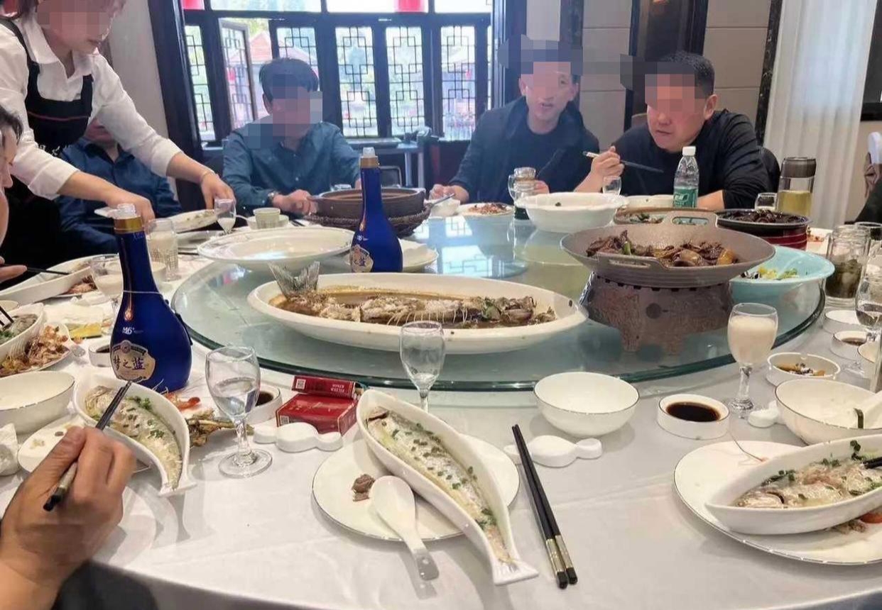 陪领导吃饭照片图片