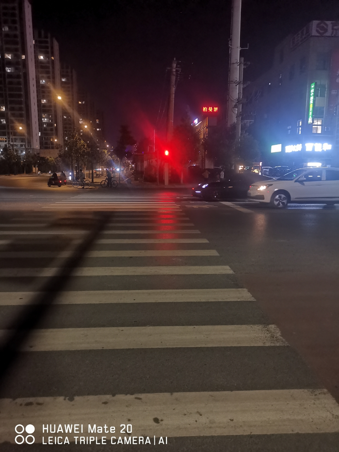 红绿灯夜景图片真实图片早晨的图片真实早晨的红灯交通信号灯前等待的