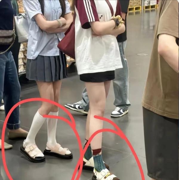 拖鞋配长袜,感觉现在长袜可以配一切鞋子了,不过看着也还好,不仔细看