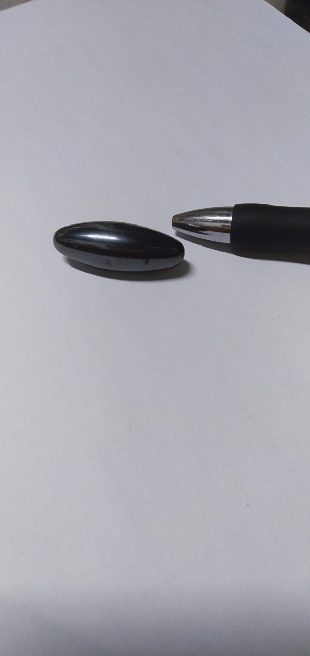 一粒椭圆形的磁铁,放光滑的平面上转动,尖头都是指向东西方,不知道做