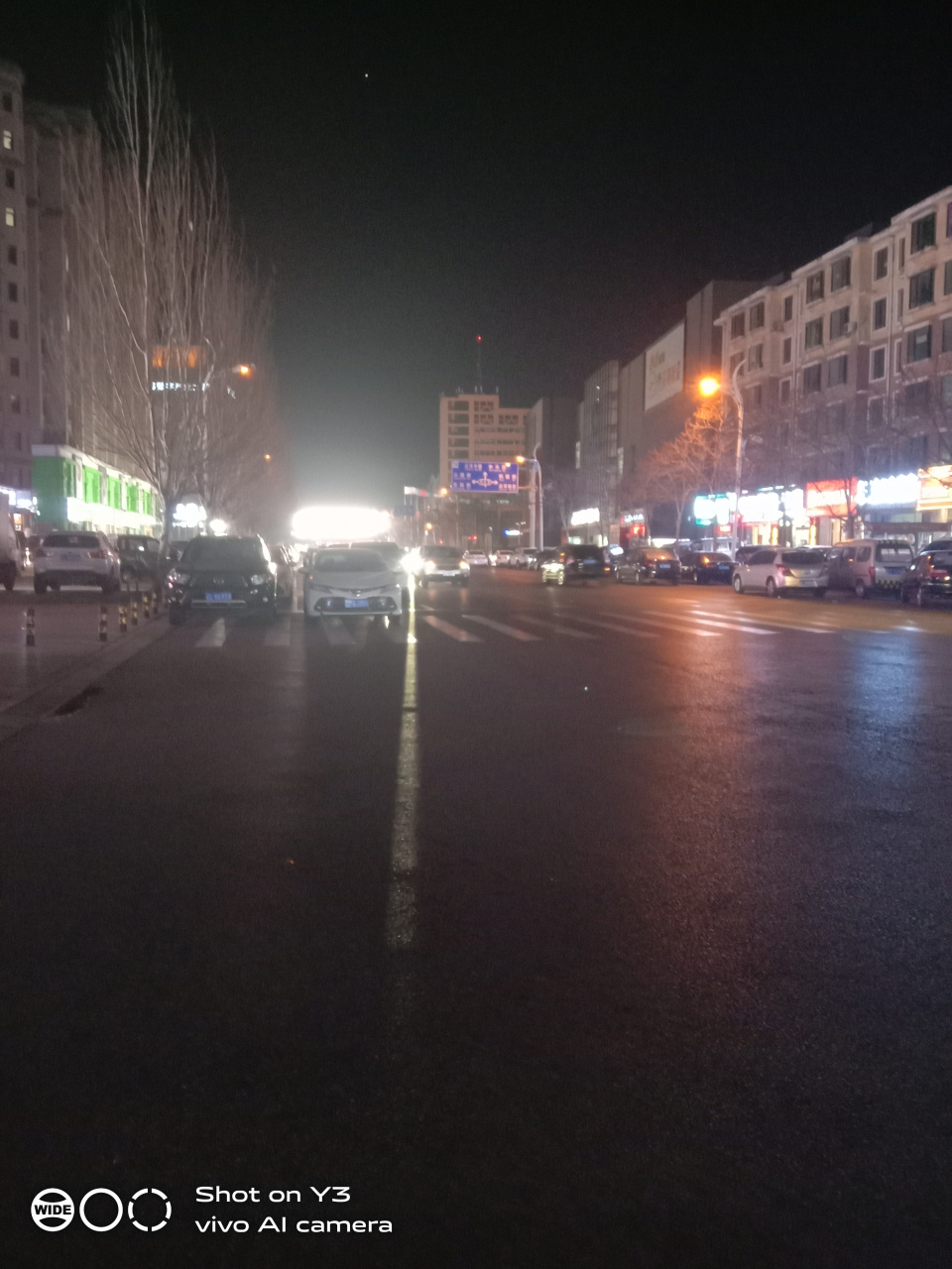 大黑天的,开车也不开灯,省电呢.