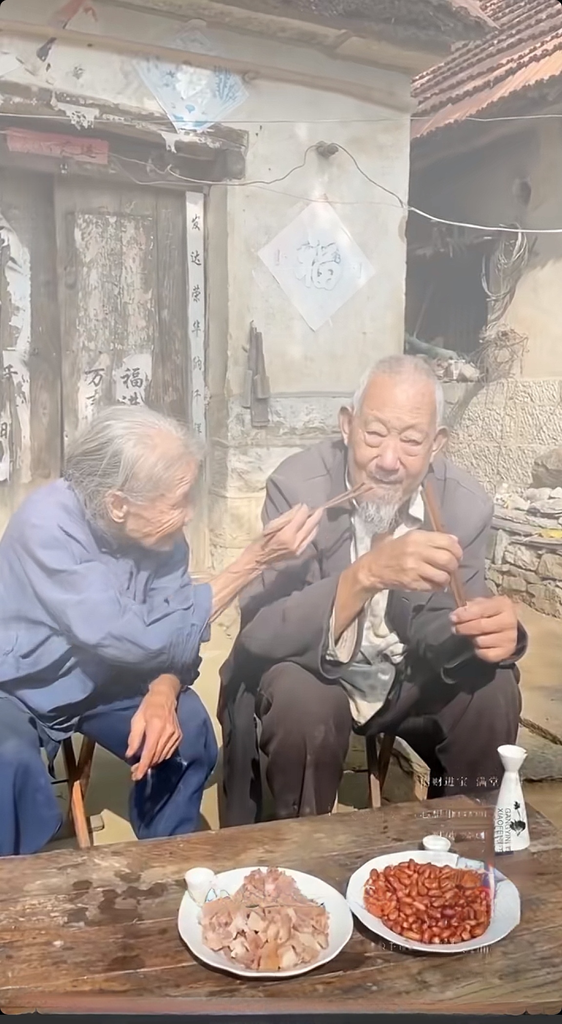 从青丝到白发,相濡以沫最美温情:岁月长河,从青丝到白发,一直是一人