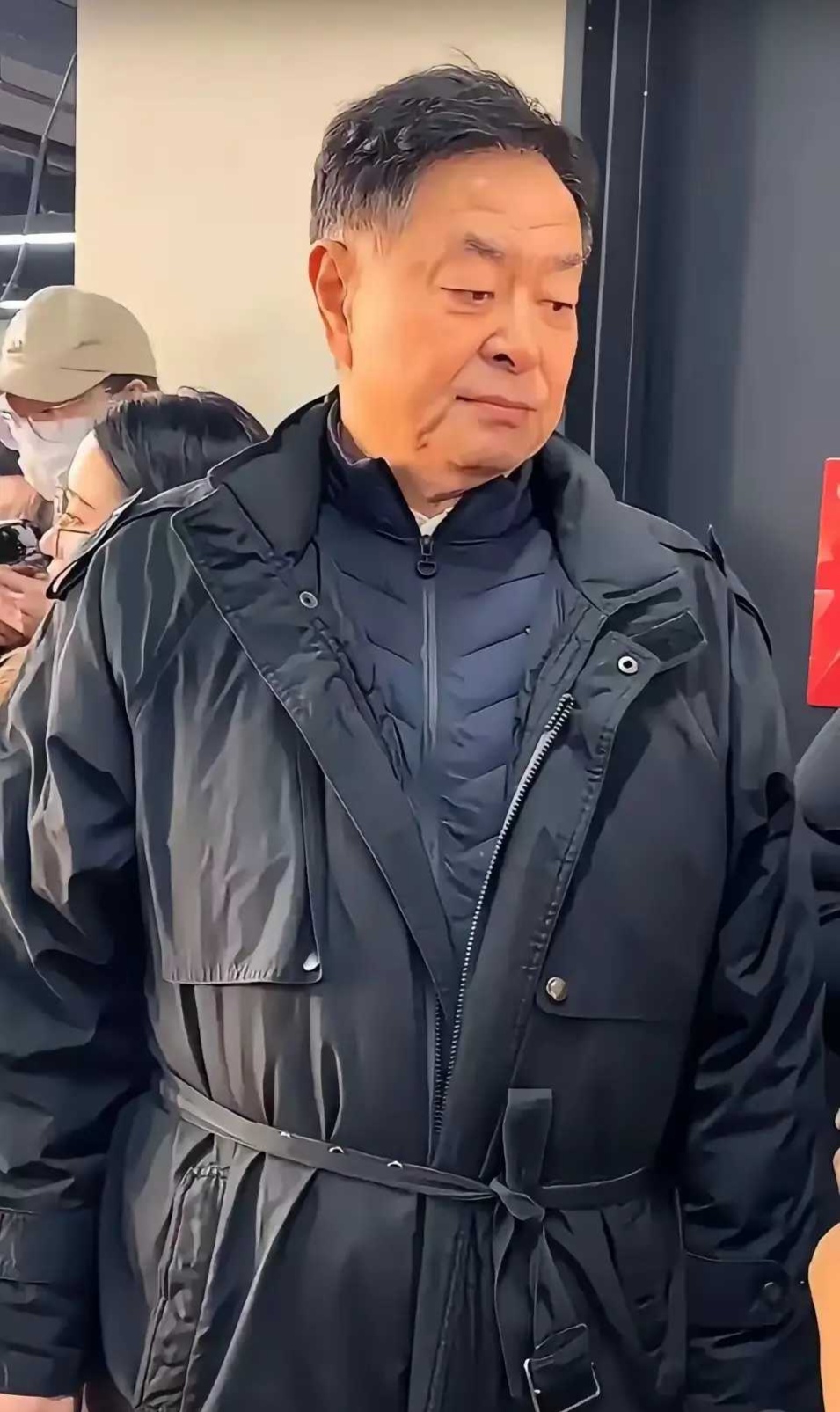 以前看着挺慈眉善目的,现在年龄大了,怎么感觉这么凶啊!