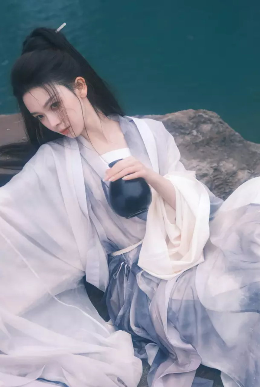 陈瑶穿素衣湖畔独酌  陈瑶公开一组古风写真,照片里的她穿素衣眼神