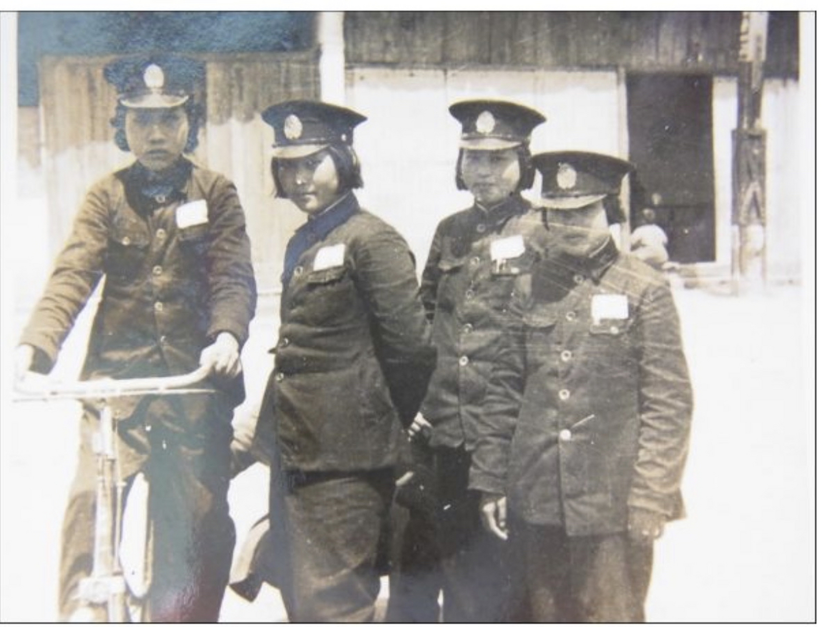 伪满洲国时期的女警察,每个人发型都是一致的.