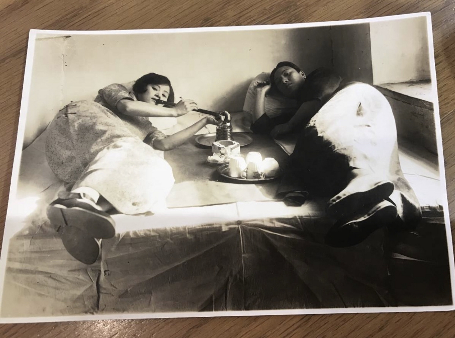 民国时期吸食鸦片的中国情侣