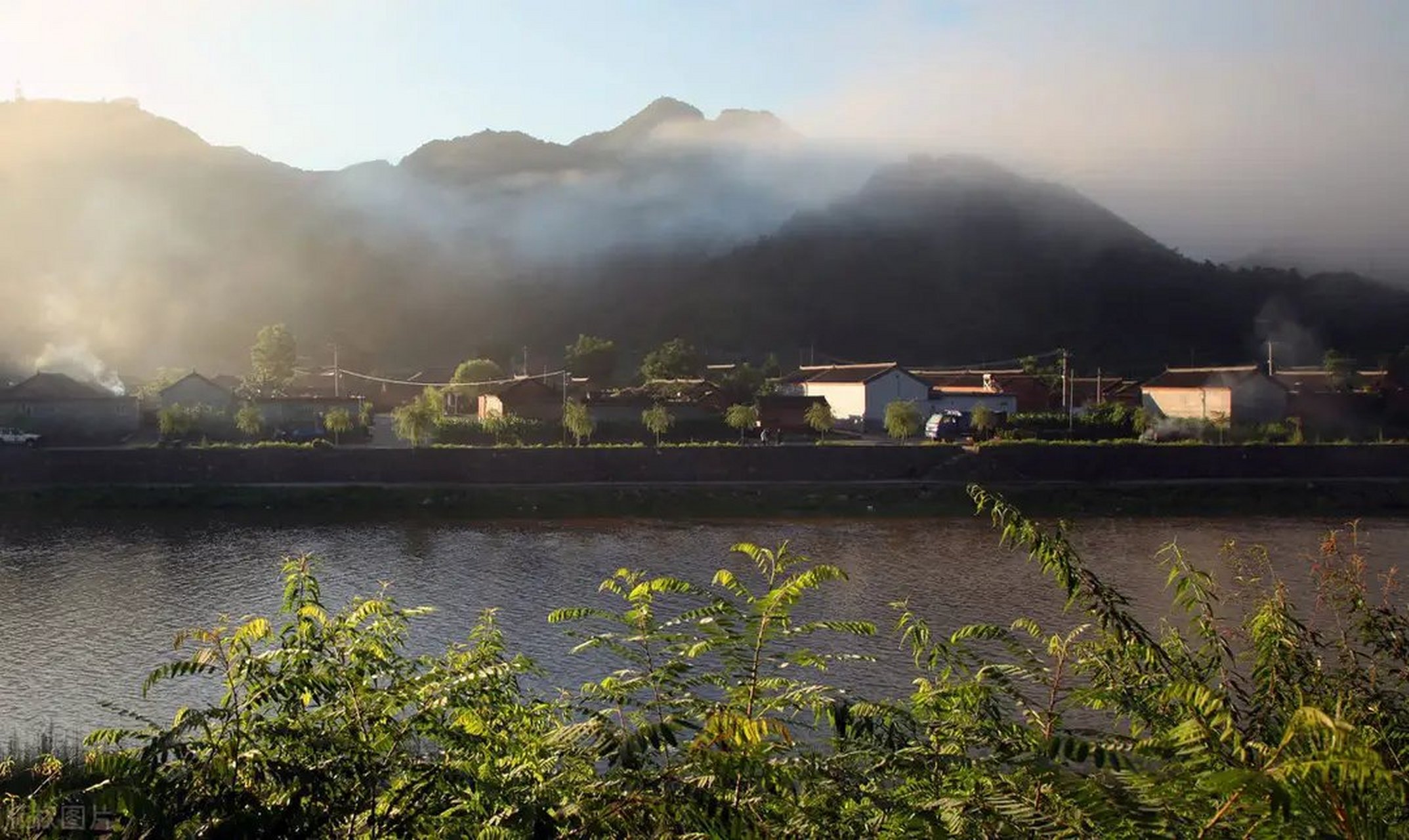 小时候家里孩子多,爷爷奶奶身体也不好,经济基础比较弱,所以物质方面