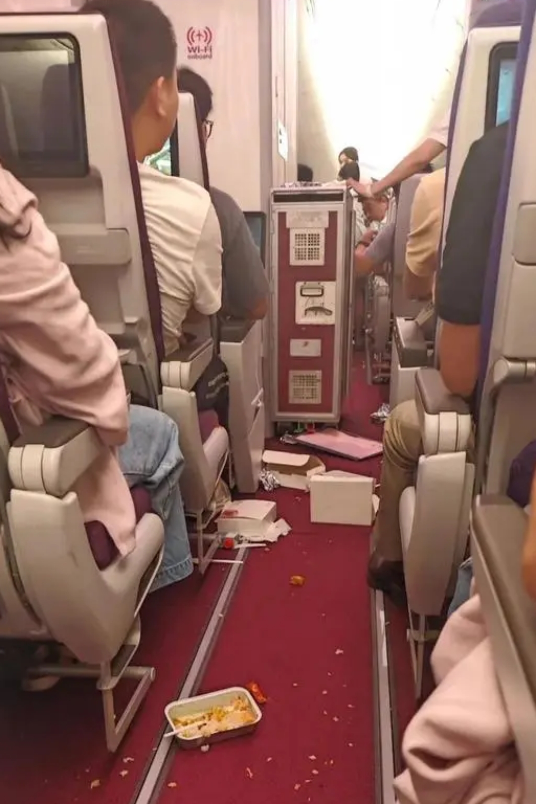 万米高空突发惊魂!
