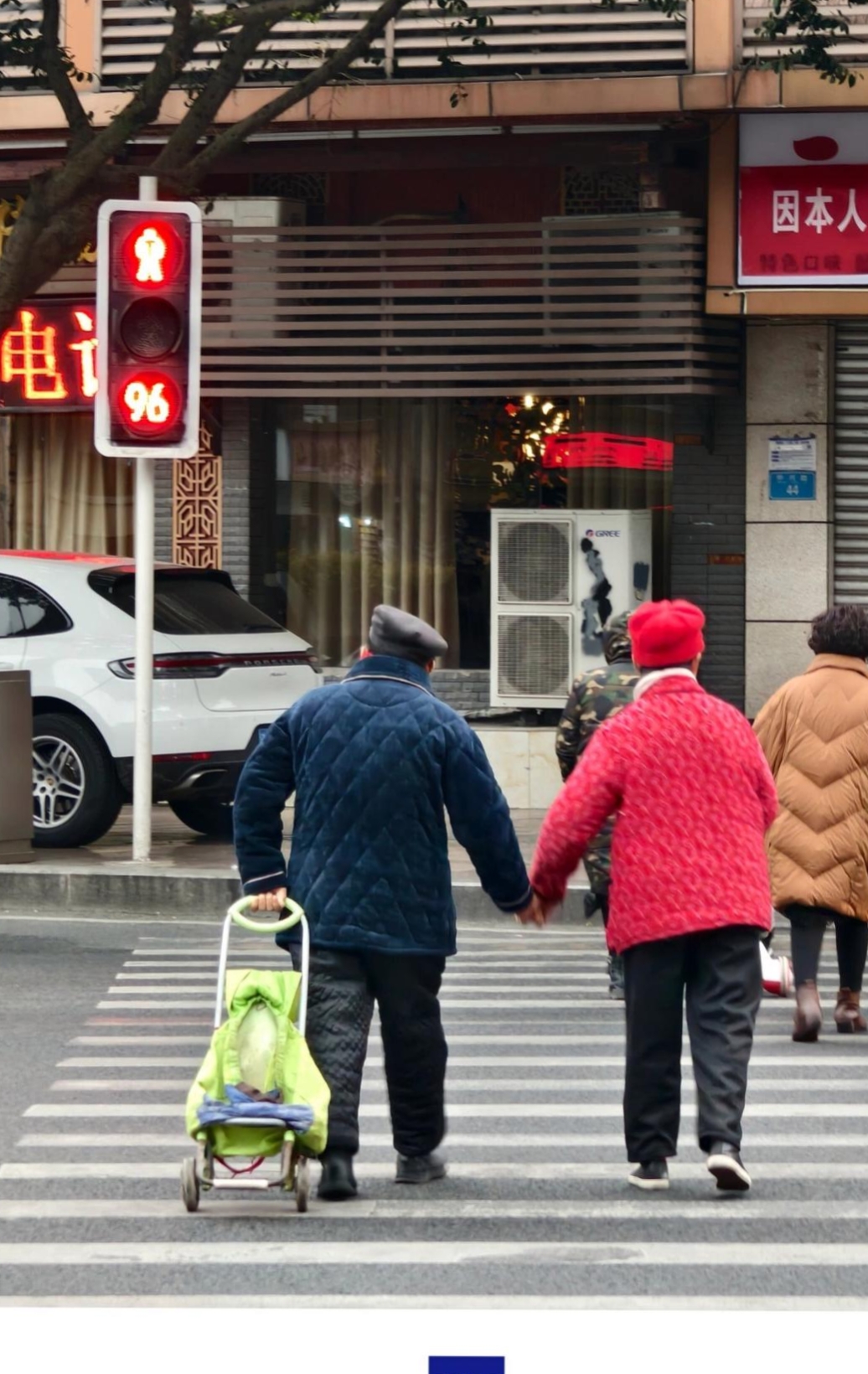 感人一目 手牵手一起走 路遇一对老人牵手过马路