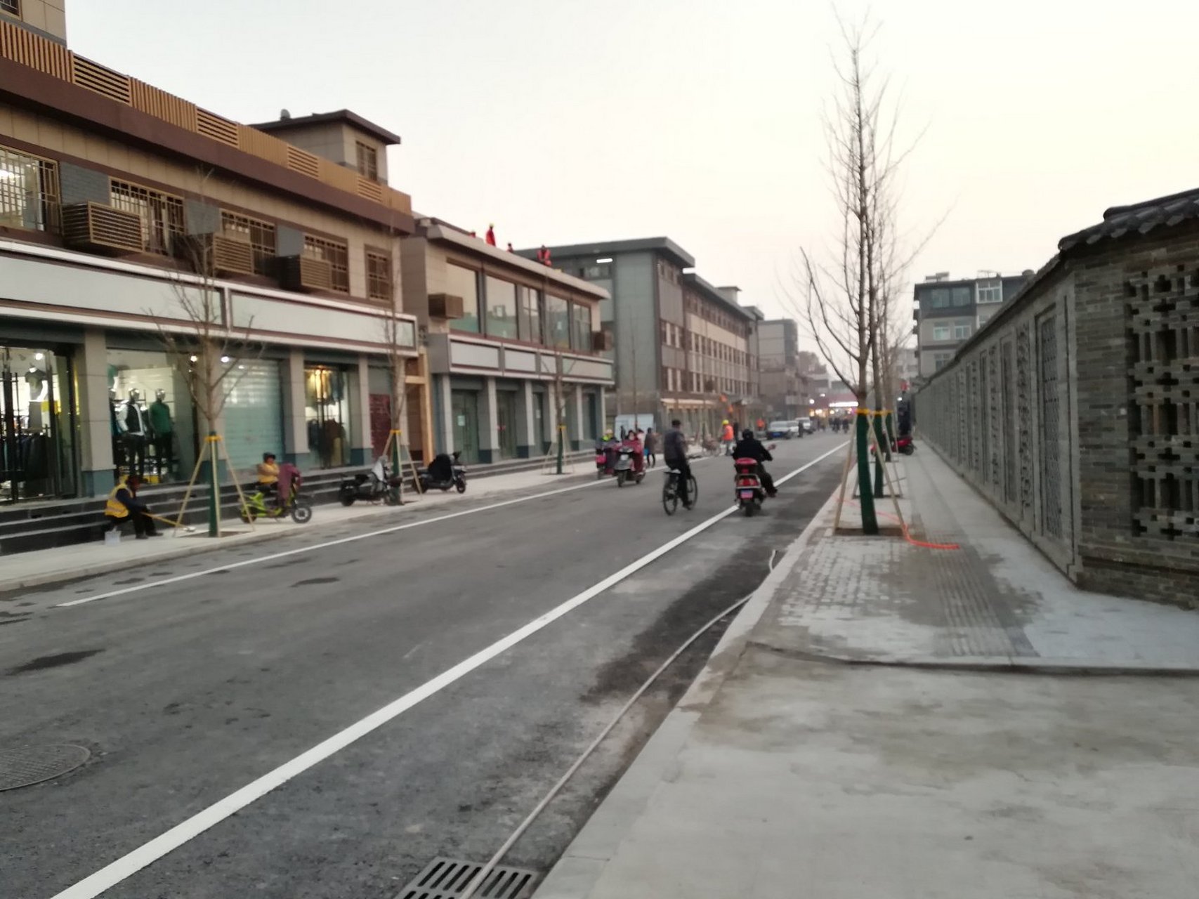 山西临汾:改造的财神楼南街通车了