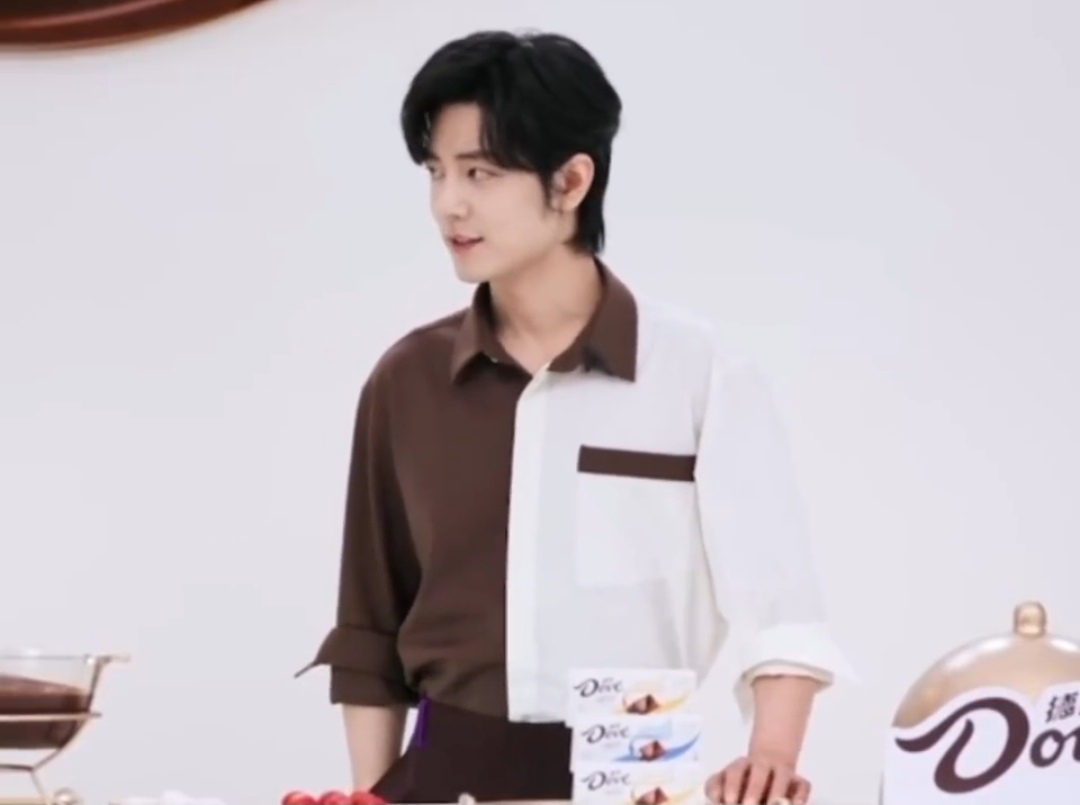 肖战的"炭烤兔爪"又上线了,还蛮可爱的