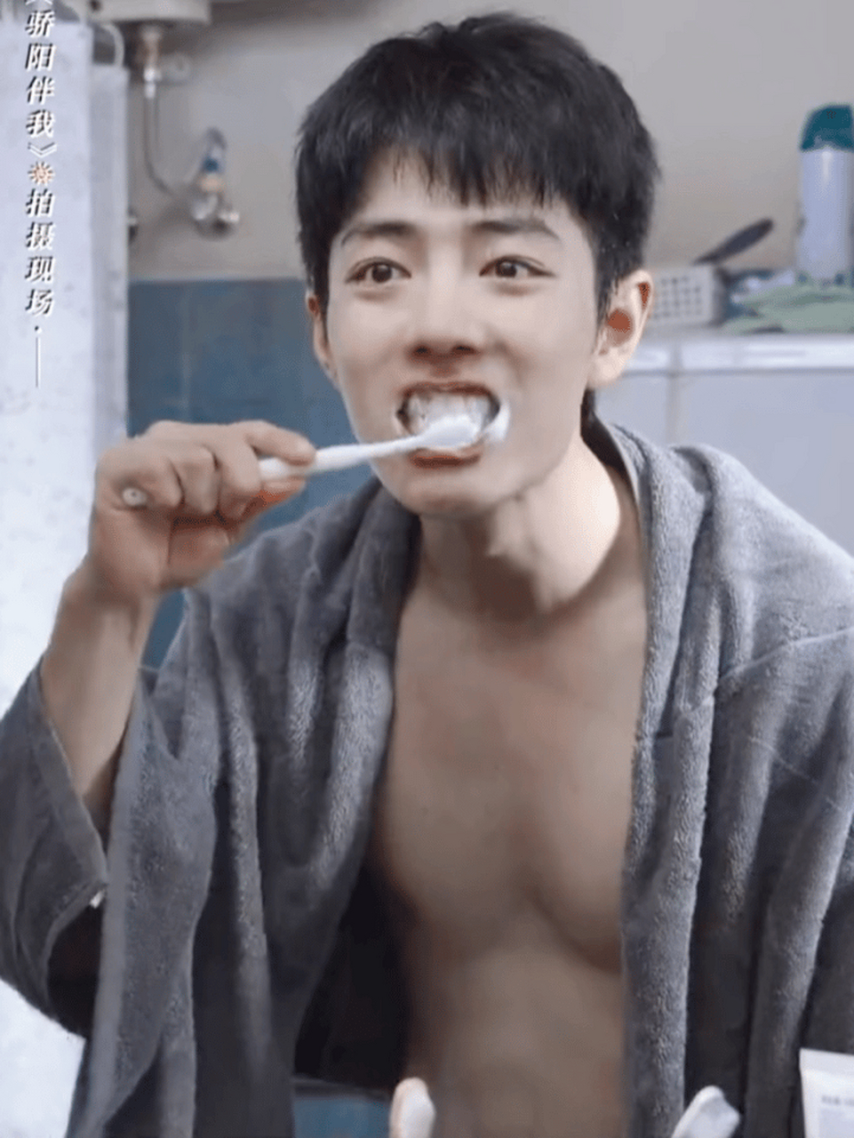 才刚开播,盛阳就漏了胸肌,腹肌,人鱼线,腿毛,盛阳是不是肖战尺度最大