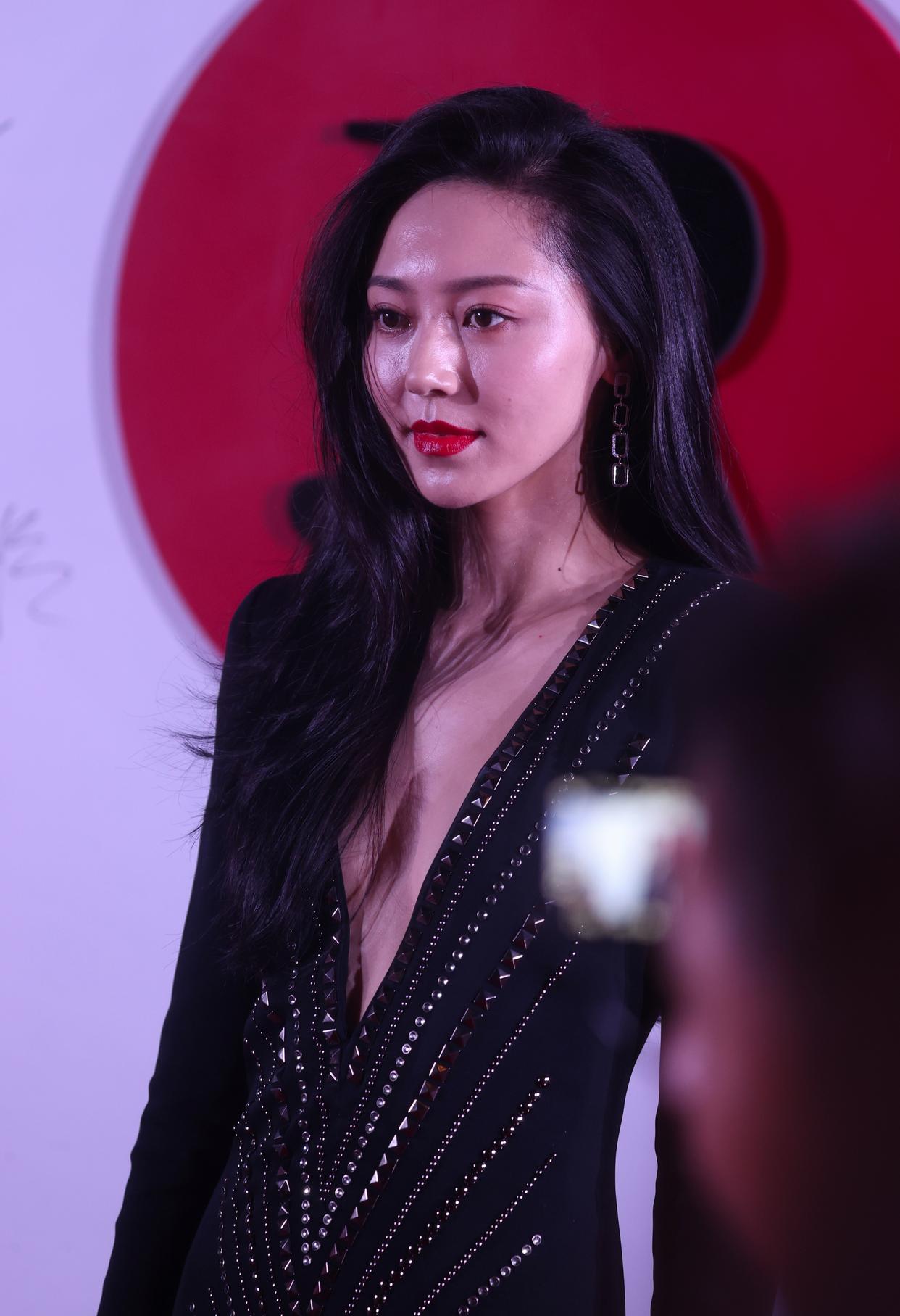 黄梦莹,活动生图,深v礼服吸睛